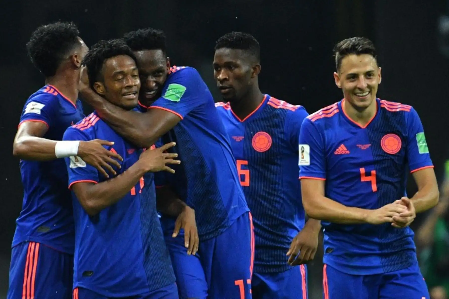 El alero colombiano Juan Cuadrado  celebra con sus compañeros de equipo después de anotar su tercer gol durante el partido de fútbol del Grupo H de la Copa Mundial Rusia 2018 .Foto:AFP
