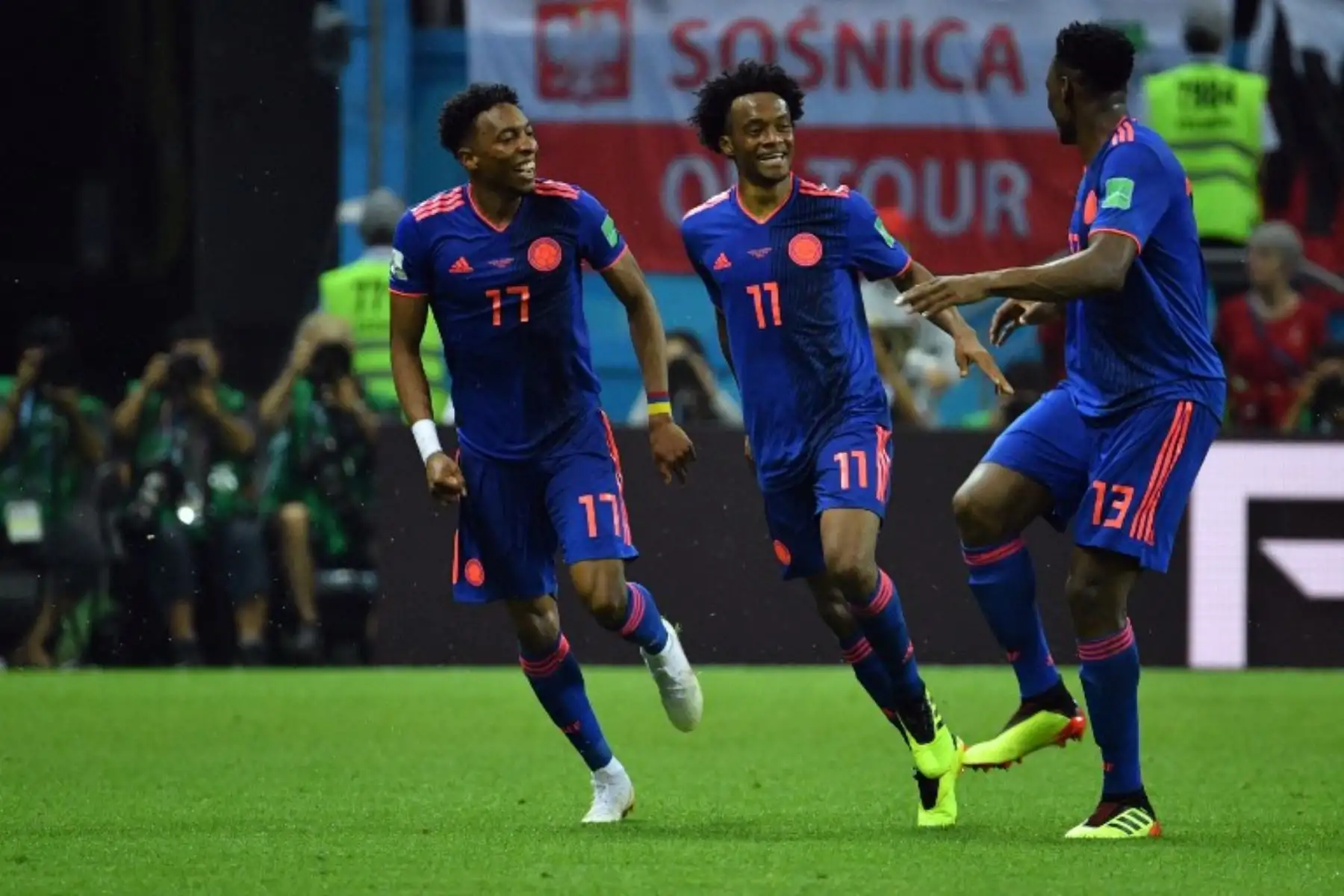 El alero colombiano Juan Cuadrado celebra con el defensa colombiano Johan Mojica después de anotar su tercer gol durante el partido de fútbol Rusia 2018 del Grupo H entre Polonia y Colombia.Foto:AFP