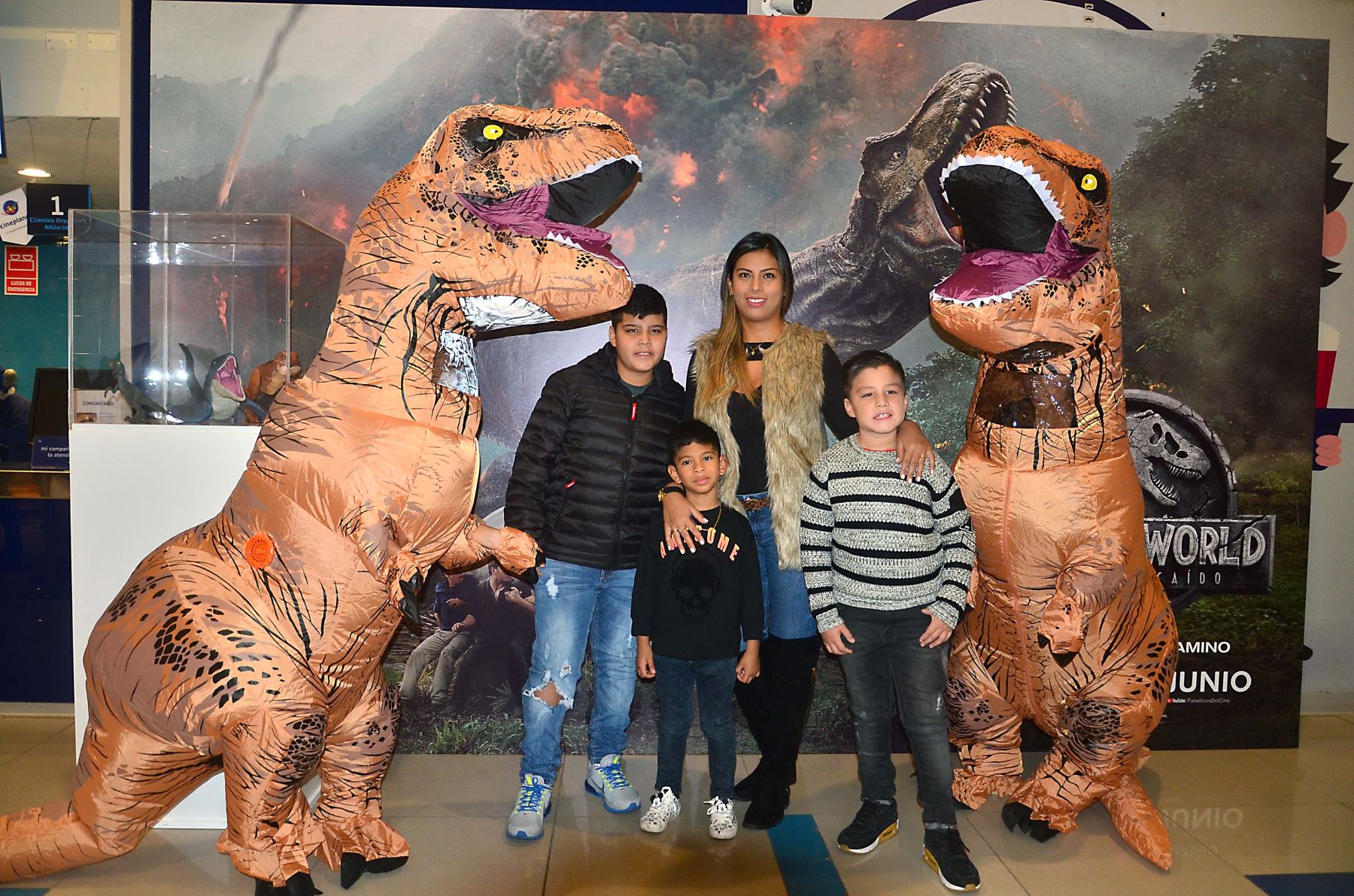 La esposa del seleccionado Paolo Hurtado estuvo presente con sus hijos.