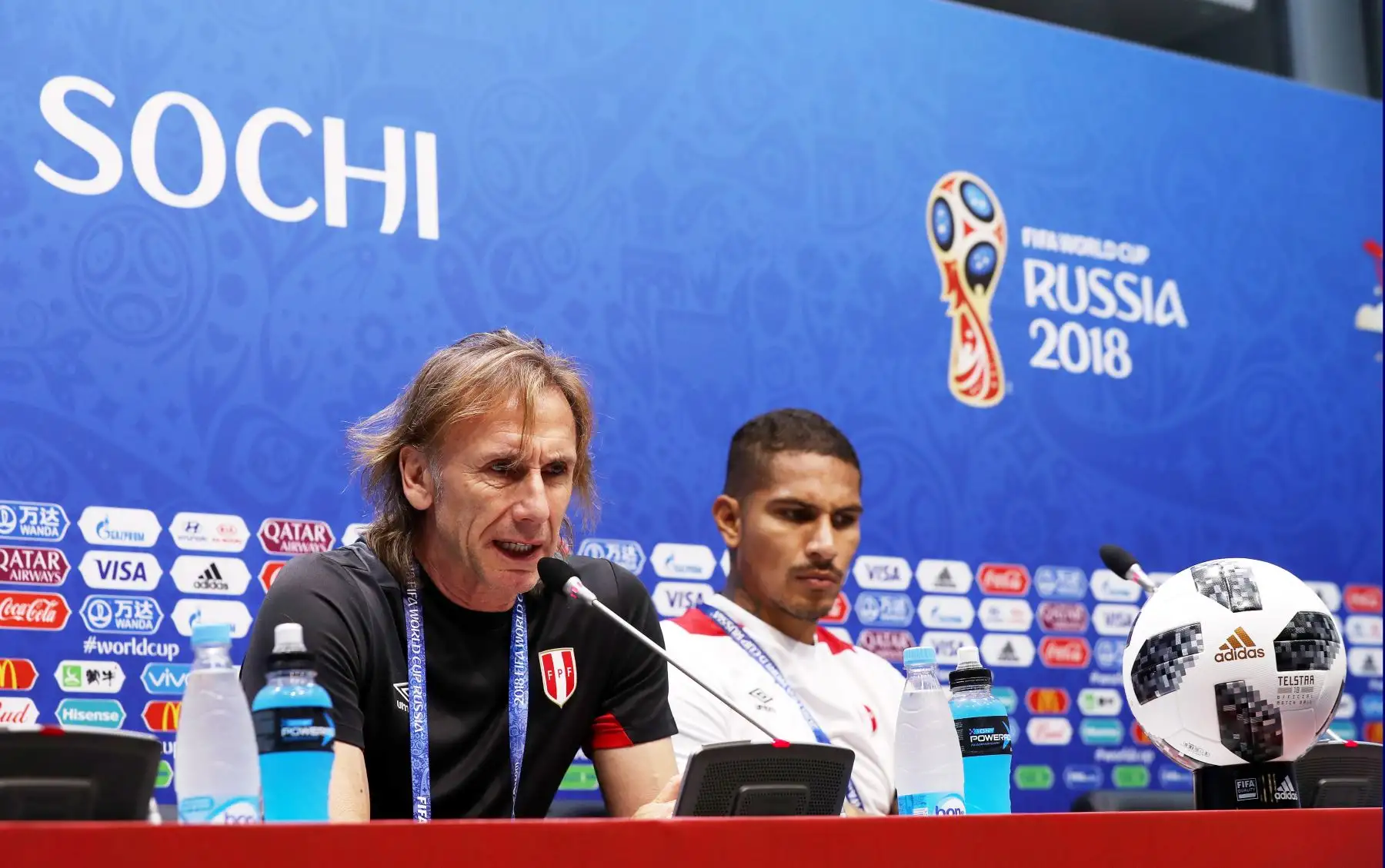 El peruano Paolo Guerrero y el entrenador Ricardo Gareca (L) durante una conferencia de prensa en el Estadio Fisht, Sochi, Rusia, el 25 de junio de 2018. Australia enfrentará a Perú en su Copa Mundial de la FIFA 2018. Foto: EFE