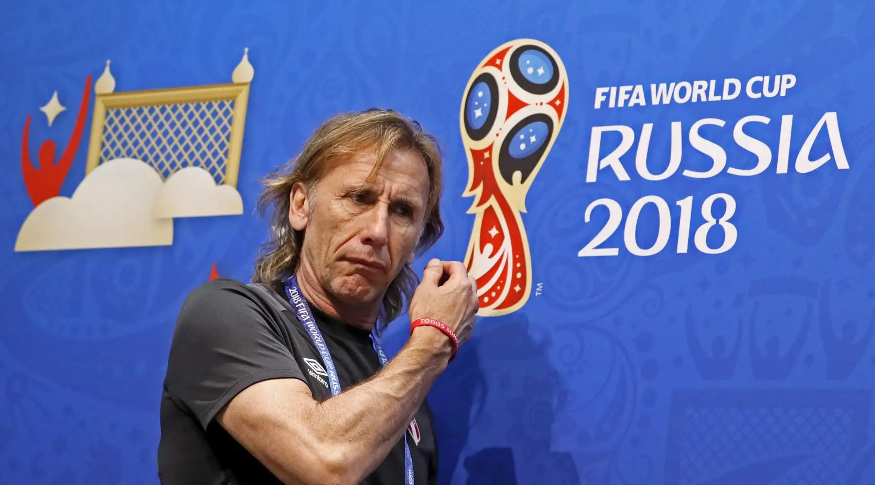 El entrenador Ricardo Gareca (L) durante una conferencia de prensa en el Estadio Fisht, Sochi, Rusia, el 25 de junio de 2018. Australia enfrentará a Perú en su Copa Mundial de la FIFA 2018. Foto: EFE