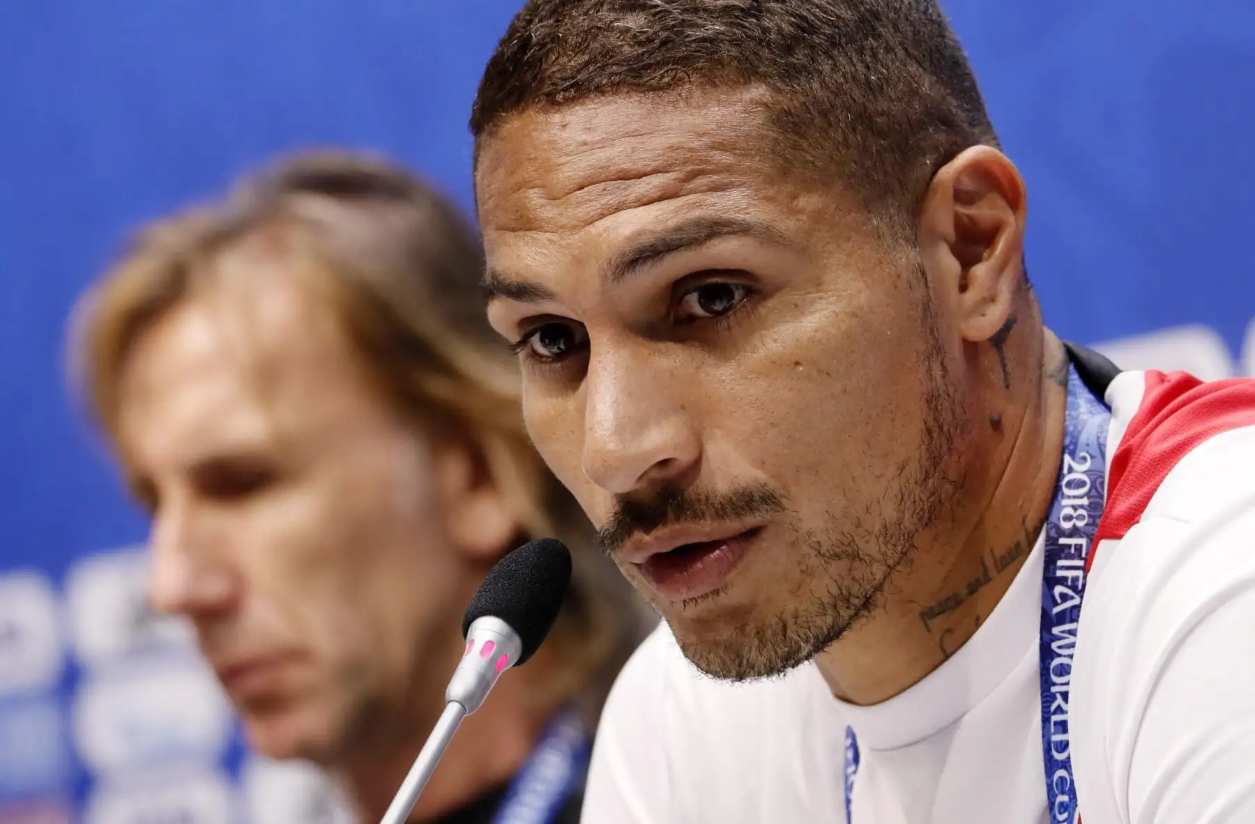 El peruano Paolo Guerrero y el entrenador Ricardo Gareca (L) durante una conferencia de prensa en el Estadio Fisht, Sochi, Rusia, el 25 de junio de 2018. Australia enfrentará a Perú en su Copa Mundial de la FIFA 2018.Foto: EFE