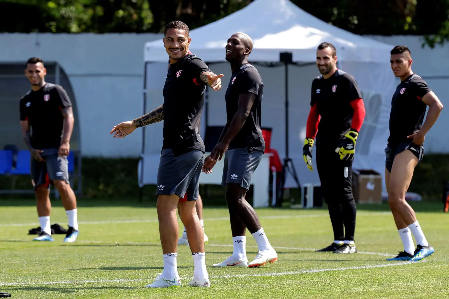 El capitán de la selección peruana Paolo Guerrero  y sus compañeros participa en un entrenamiento hoy, lunes 25 de junio de 2018 en Sochi (Rusia), durante la Copa Mundial de la FIFA Rusia 2018. EFE