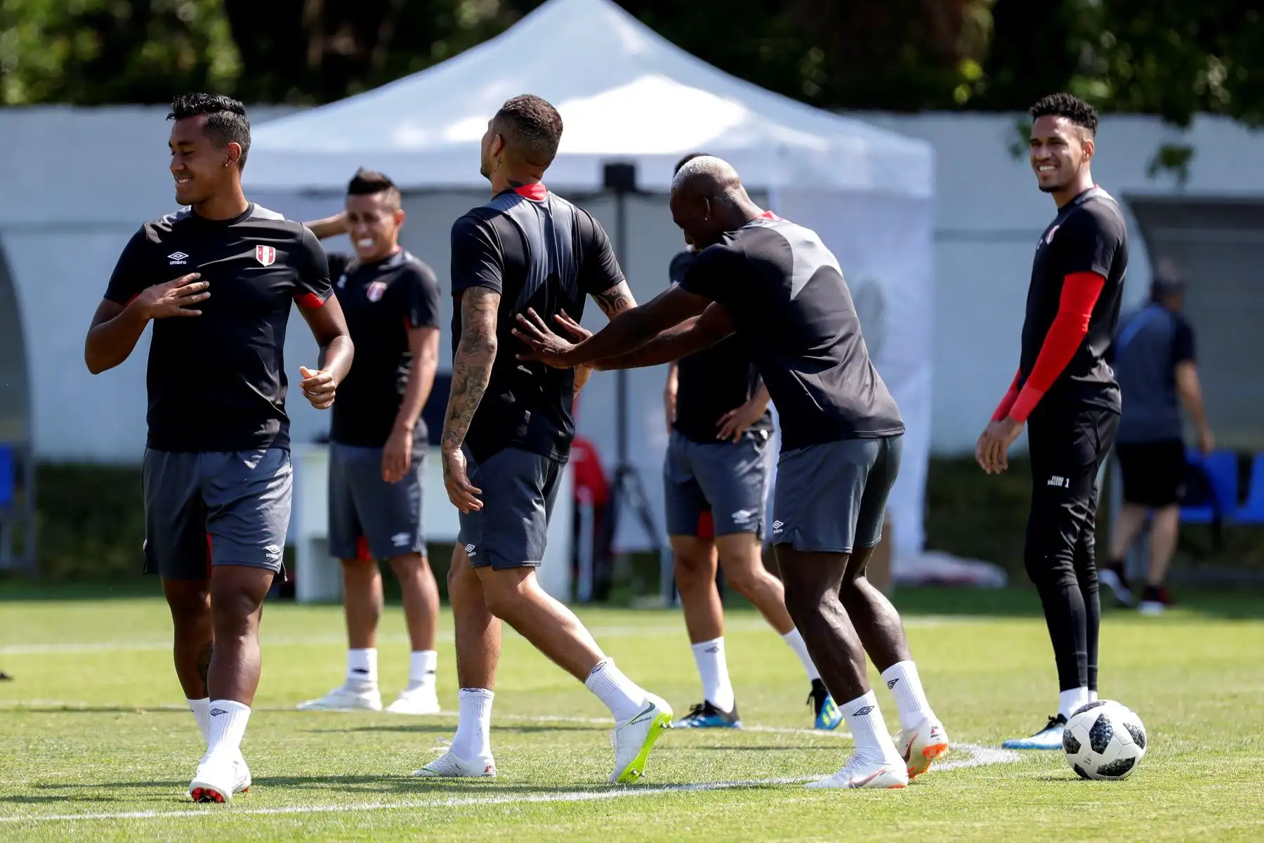 El capitán de la selección peruana Paolo Guerrero  y sus compañeros participa en un entrenamiento hoy, lunes 25 de junio de 2018 en Sochi (Rusia), durante la Copa Mundial de la FIFA Rusia 2018. EFE