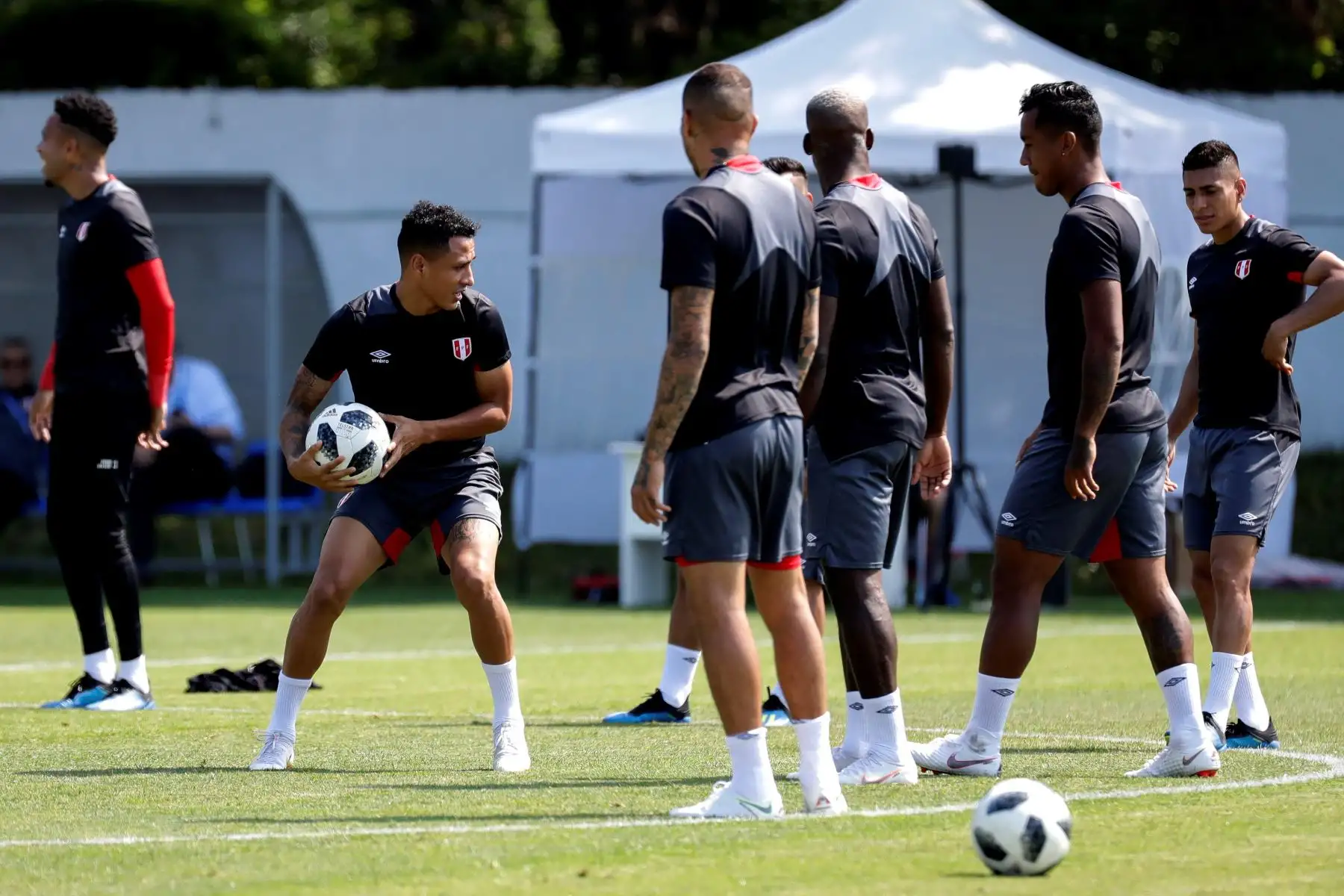 Los jugadores de la selección peruana, participan en un entrenamiento hoy, lunes 25 de junio de 2018 en Sochi (Rusia), durante la Copa Mundial de la FIFA Rusia 2018. EFE