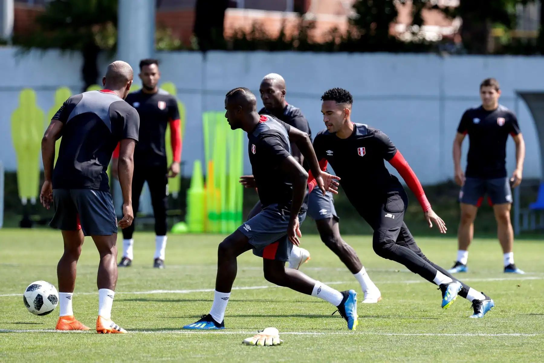 Los jugadores de la selección peruana, participan en un entrenamiento hoy, lunes 25 de junio de 2018 en Sochi (Rusia), durante la Copa Mundial de la FIFA Rusia 2018. EFE