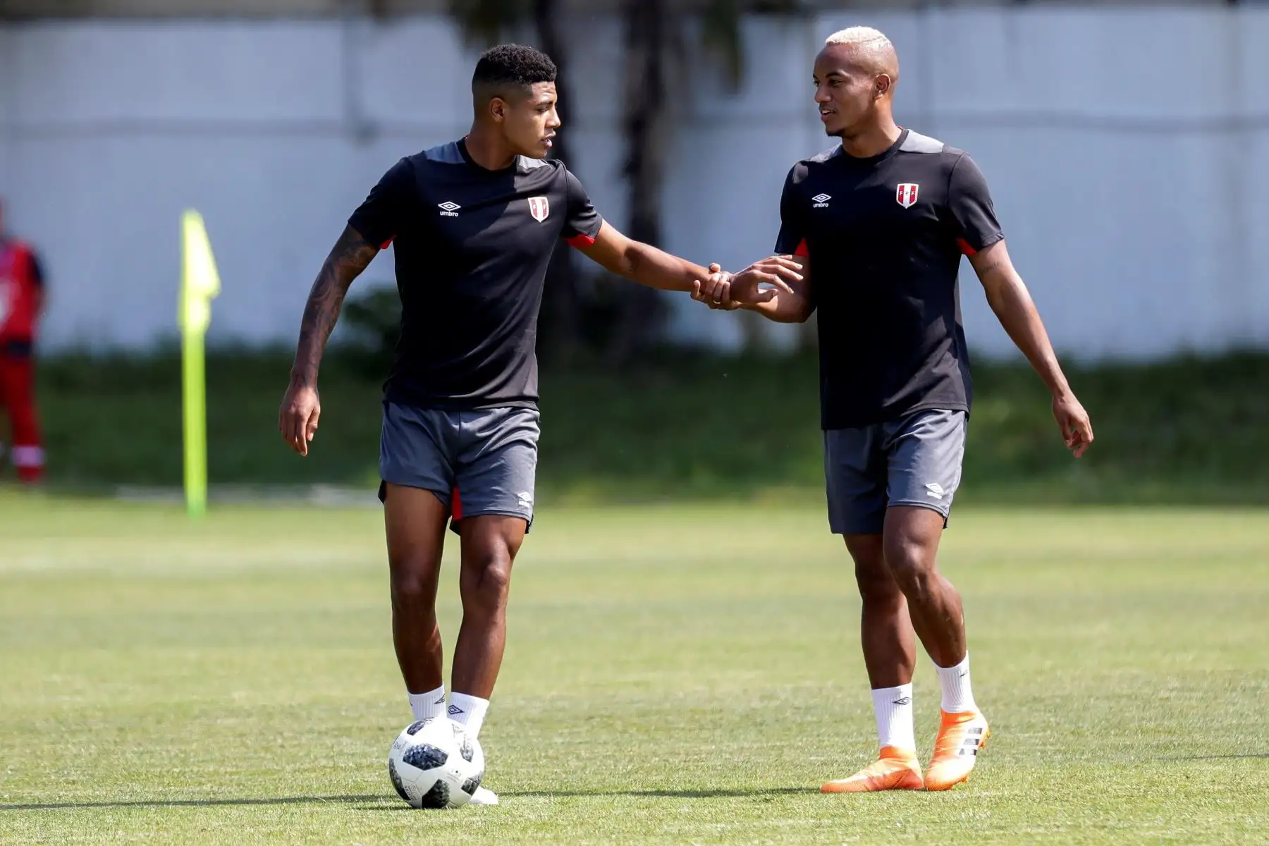 El jugador de la selección peruana Wilder Cartagena y Andre Carrillo durante un entrenamiento hoy, lunes 25 de junio de 2018 en Sochi (Rusia), durante la Copa Mundial de la FIFA Rusia 2018. EFE