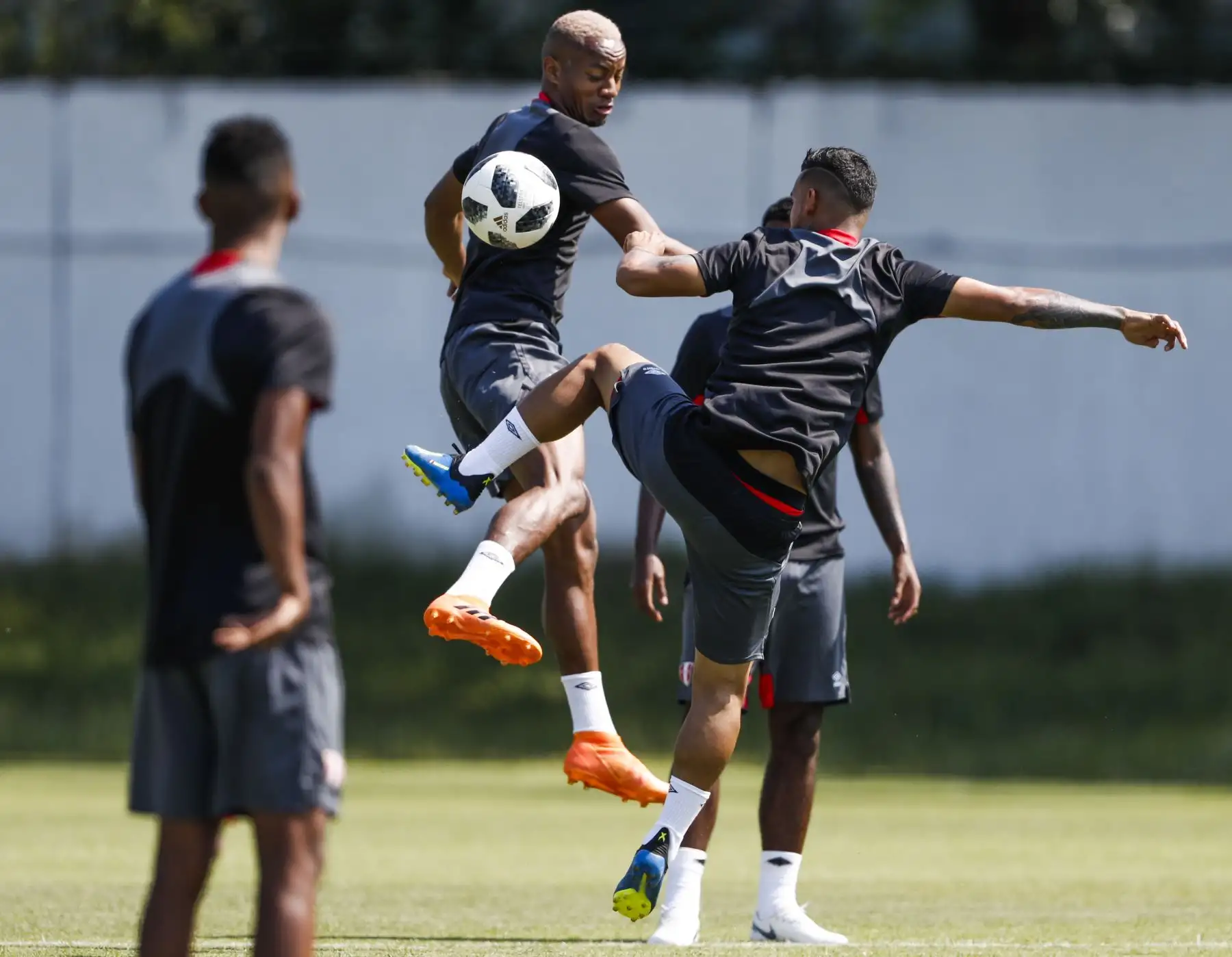 El alero peruano Andre Carrillo (C) asiste a una sesión de entrenamiento en el campo de entrenamiento de Adler en Sochi el 25 de junio de 2018, en la víspera del partido de fútbol del Grupo C de la Copa Mundial de la FIFA Rusia 2018 entre Australia y Perú. / AFP