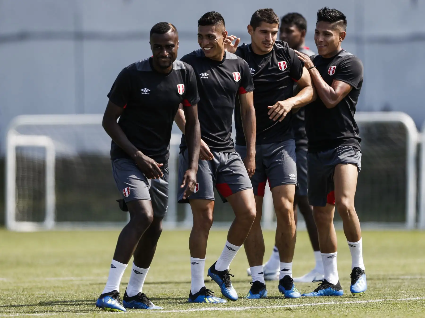 Los jugadores del equipo nacional de fútbol de Perú asisten a una sesión de entrenamiento en el campo de entrenamiento de Adler en Sochi el 25 de junio de 2018, en la víspera del partido de fútbol del Grupo C de la Copa Mundial de la FIFA Rusia 2018 entre Australia y Perú.
 AFP
