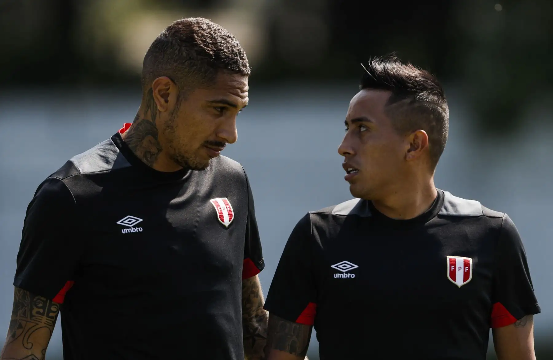 El delantero peruano Paolo Guerrero (L) y el centrocampista peruano Christian Cueva (R) asistirán a una sesión de entrenamiento en el campo de entrenamiento de Adler en Sochi el 25 de junio de 2018, en vísperas del partido de fútbol Rusia 2018 del Grupo C de la Copa Mundial de la FIFA entre Australia y Perú . / AFP