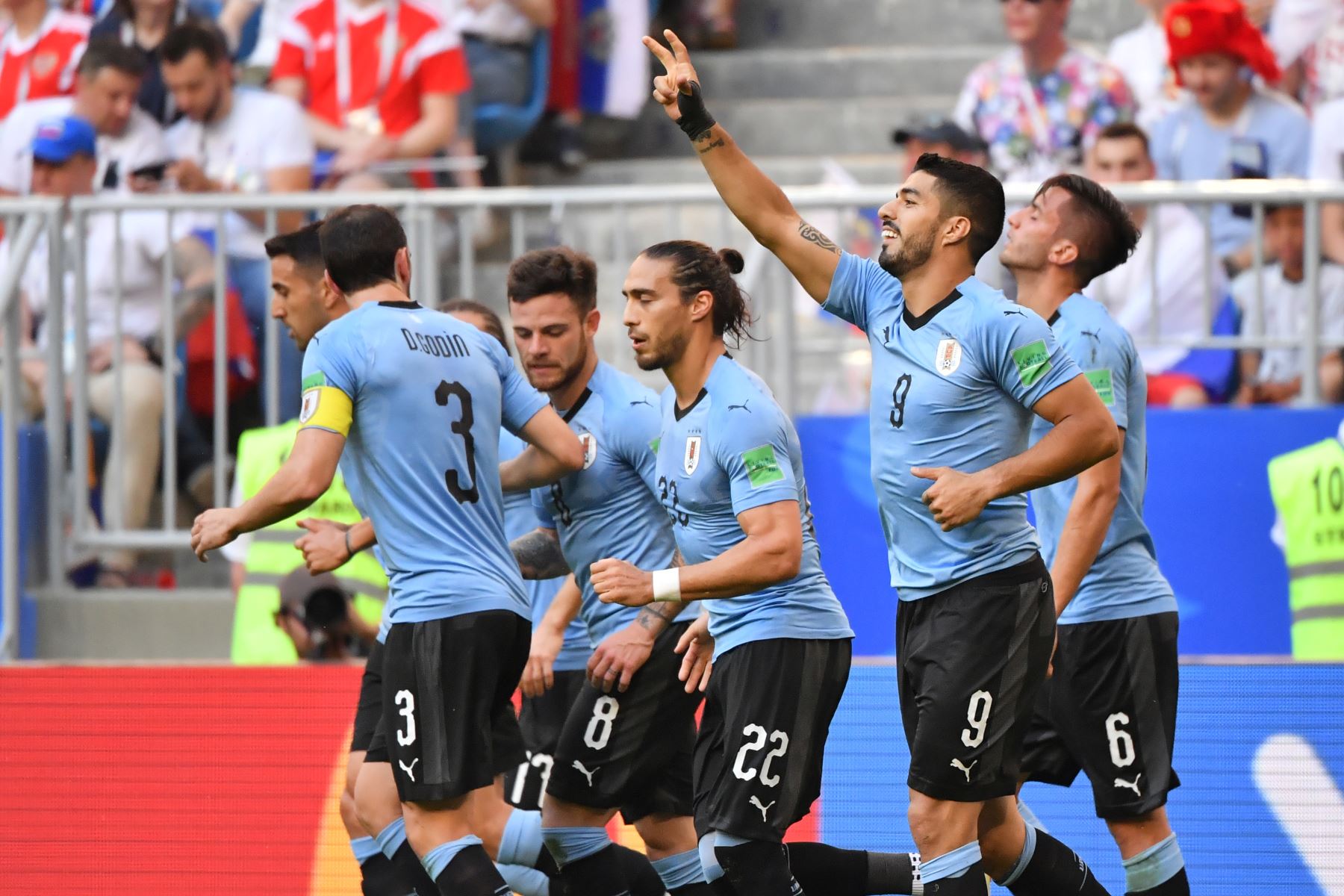 El delantero uruguayo Luis Suarez (2º) celebra con sus compañeros después de anotar un gol durante el partido de fútbol del Grupo A de la Copa Mundial Rusia 2018 entre Uruguay y Rusia en el Samara Arena de Samara el 25 de junio de 2018. / AFP