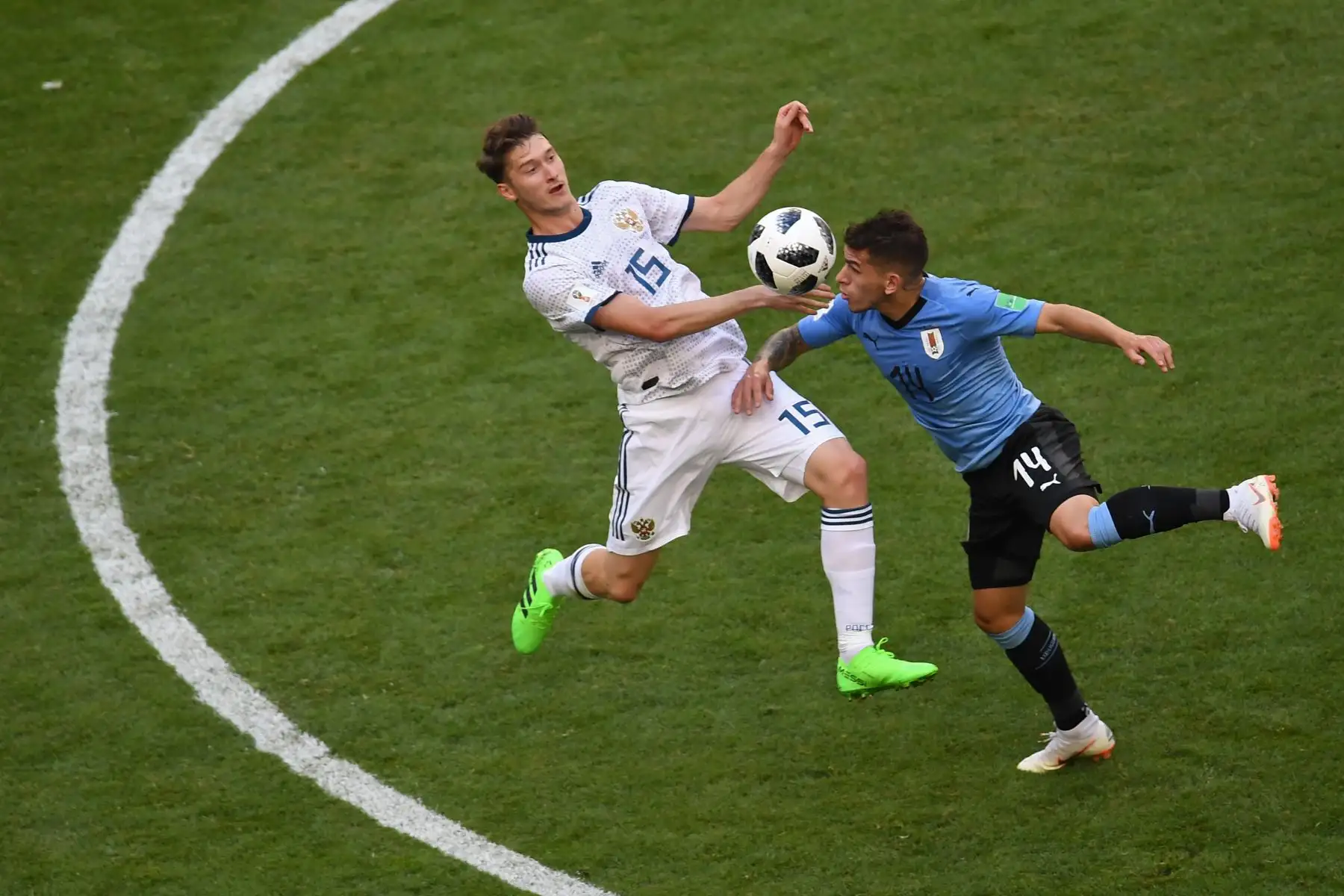 El alero ruso Aleksey Miranchuk (L) enfrentará al centrocampista uruguayo Lucas Torreira (R) durante el partido de fútbol del Grupo A de la Copa Mundial Rusia 2018 entre Uruguay y Rusia en el Samara Arena en Samara el 25 de junio de 2018. / AFP