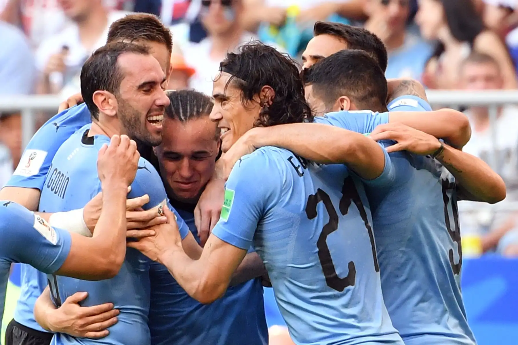 El defensor uruguayo Diego Laxalt (C) celebra con sus compañeros después de anotar un gol durante el partido de fútbol del Grupo A de la Copa Mundial Rusia 2018 entre Uruguay y Rusia en el Samara Arena en Samara el 25 de junio de 2018. / AFP
