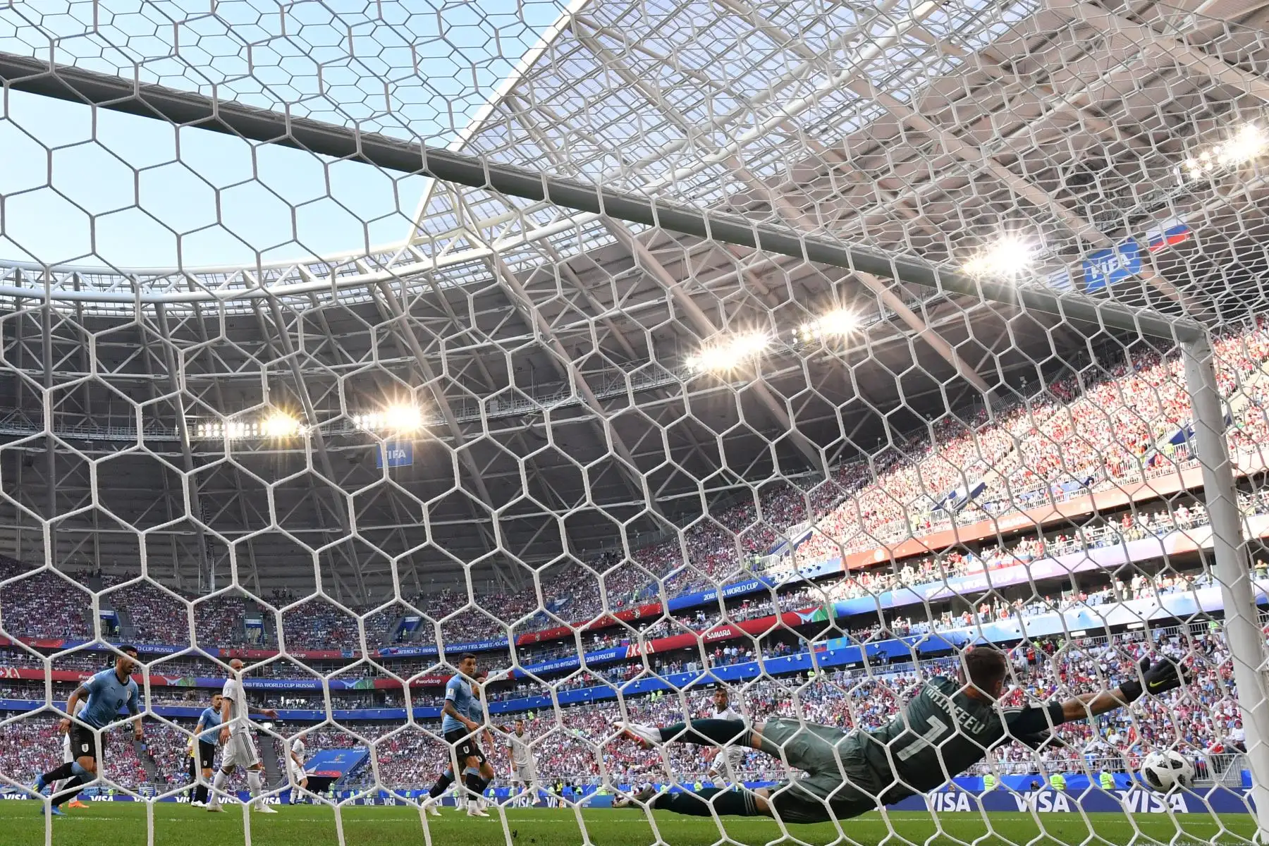 El portero ruso Igor Akinfeev (R) concede un segundo gol durante el partido de fútbol del Grupo A de la Copa Mundial Rusia 2018 entre Uruguay y Rusia en el Samara Arena de Samara el 25 de junio de 2018. / AFP