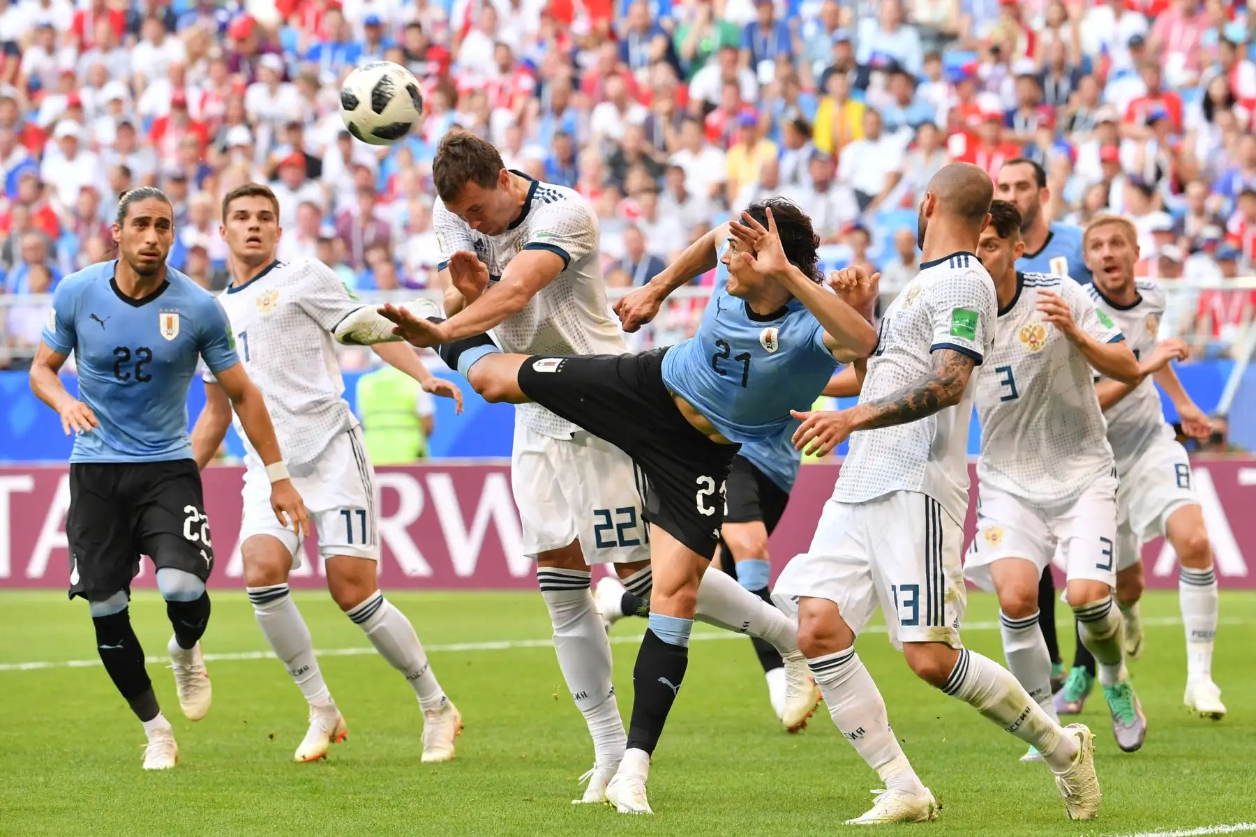 El delantero uruguayo Edinson Cavani (C) reta al delantero ruso Artem Dzyuba y al defensor ruso Fyodor Kudryashov (R) durante el partido de fútbol del Grupo A de la Copa Mundial Rusia 2018 entre Uruguay y Rusia en el Samara Arena en Samara el 25 de junio de 2018. / AFP