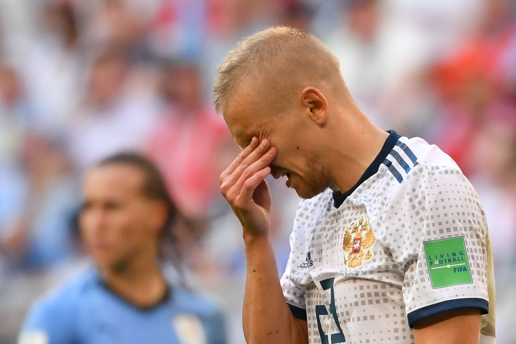 El defensor ruso Igor Smolnikov reacciona después de ser expulsado durante el partido de fútbol del Grupo A de la Copa Mundial Rusia 2018 entre Uruguay y Rusia en el Samara Arena en Samara el 25 de junio de 2018. / AFP