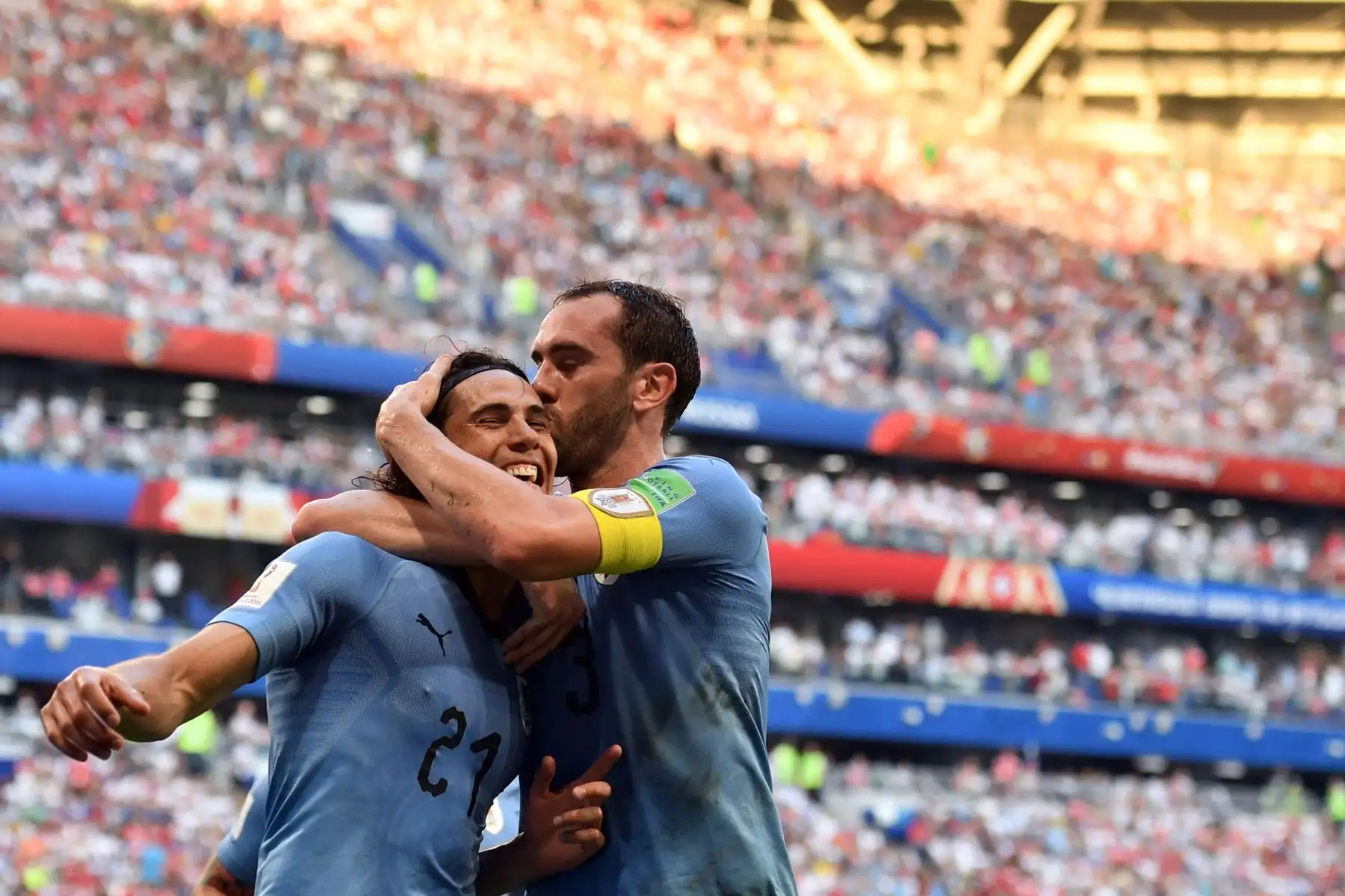 El delantero uruguayo Edinson Cavani celebra con el defensor uruguayo Diego Godin (R) después de anotar un gol durante el partido de fútbol del Grupo A de la Copa Mundial Rusia 2018 entre Uruguay y Rusia en el Samara Arena en Samara el 25 de junio de 2018. / AFP