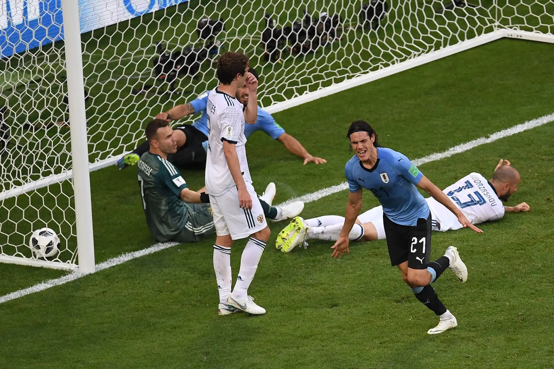 El delantero uruguayo Edinson Cavani celebra con el defensor uruguayo Diego Godin (R) después de anotar un gol durante el partido de fútbol del Grupo A de la Copa Mundial Rusia 2018 entre Uruguay y Rusia en el Samara Arena en Samara el 25 de junio de 2018. / AFP