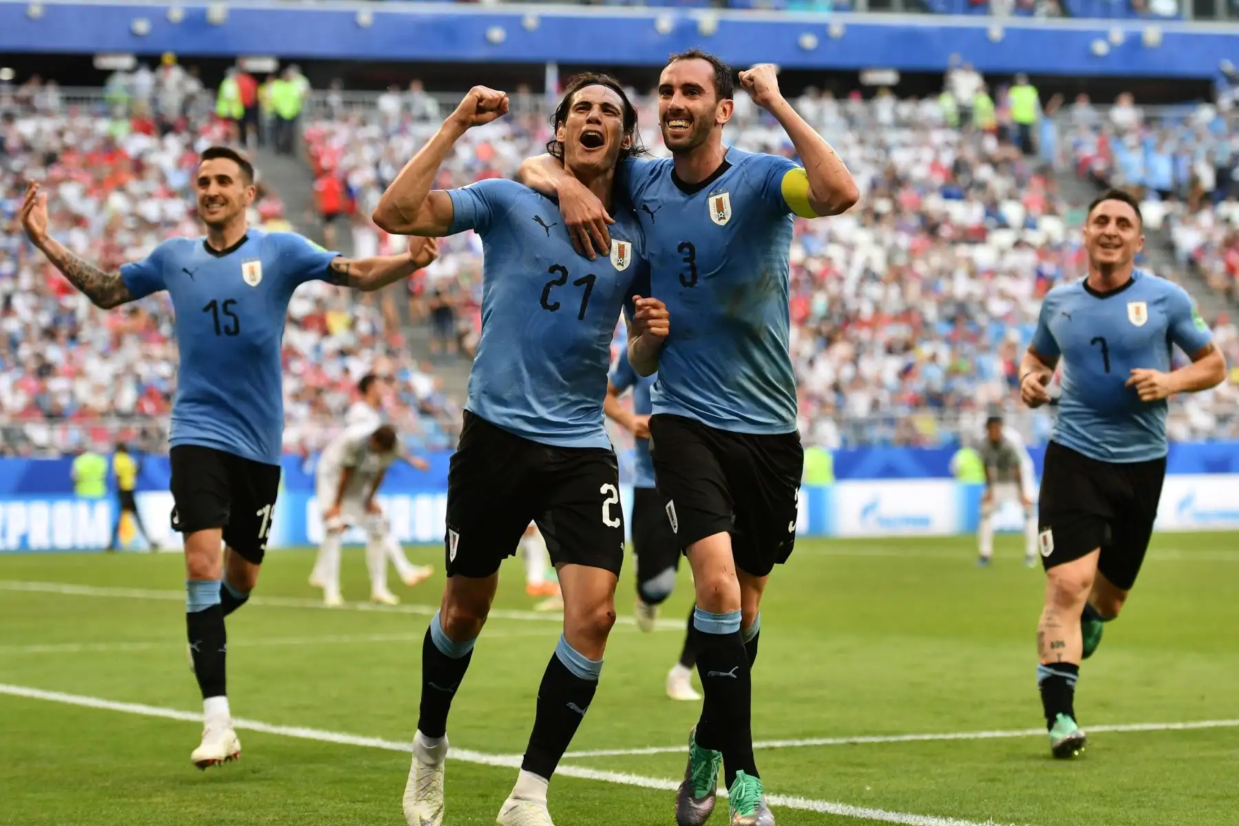 El delantero uruguayo Edinson Cavani celebra con el defensor uruguayo Diego Godin (R) después de anotar un gol durante el partido de fútbol del Grupo A de la Copa Mundial Rusia 2018 entre Uruguay y Rusia en el Samara Arena en Samara el 25 de junio de 2018. / AFP