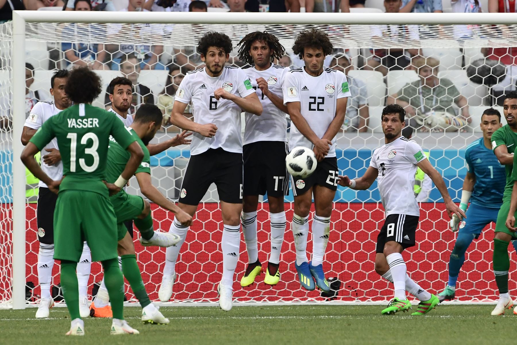 Los jugadores de Egipto detienen un tiro libre del defensor de Arabia Saudita Mohammed Al-Burayk durante el partido de fútbol del Grupo A de la Copa Mundial Rusia 2018 entre Arabia Saudita y Egipto en el Volgograd Arena de Volgogrado el 25 de junio de 2018. / AFP
