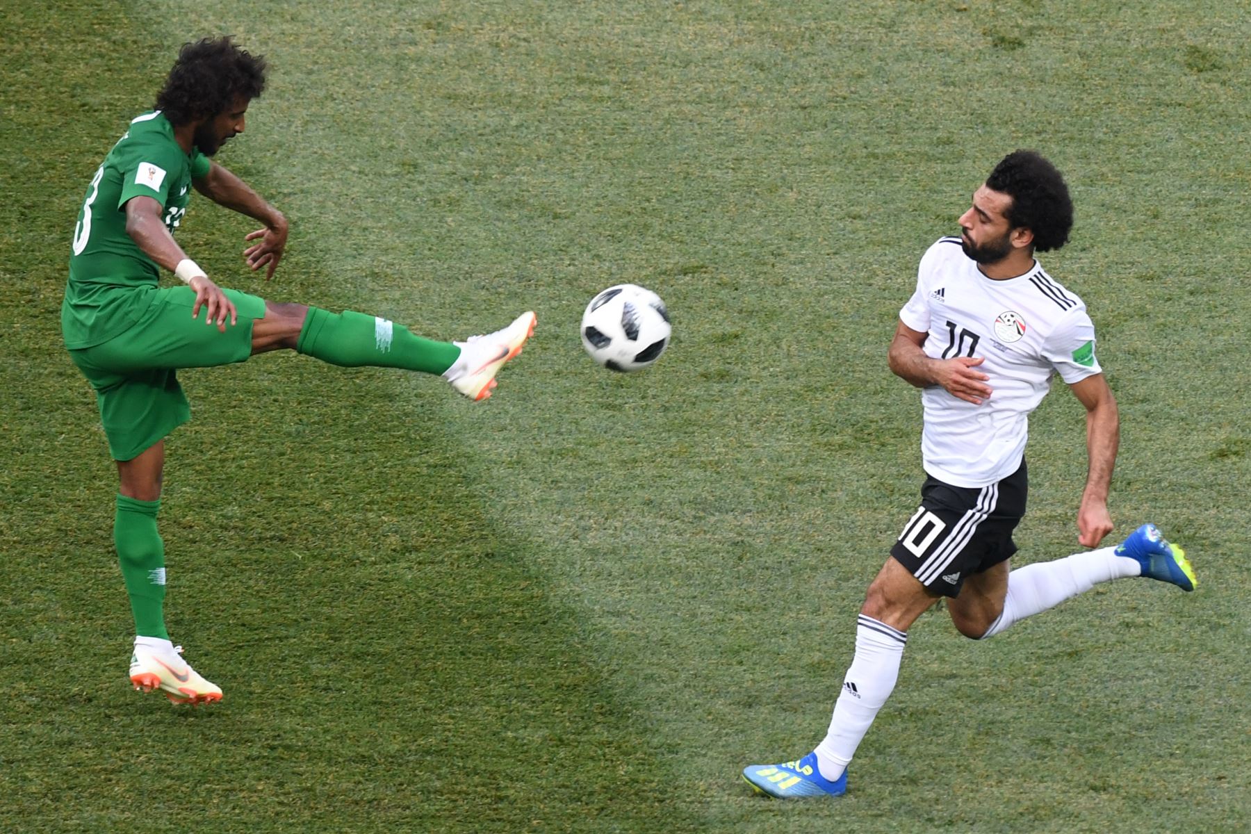 El defensor de Arabia Saudita Yasser Al-Shahrani (L) despeja el balón por delante del delantero egipcio Mohamed Salah durante el partido de fútbol del Grupo A de la Copa Mundial Rusia 2018 entre Arabia Saudita y Egipto en el Volgograd Arena de Volgogrado el 25 de junio de 2018. / AFP