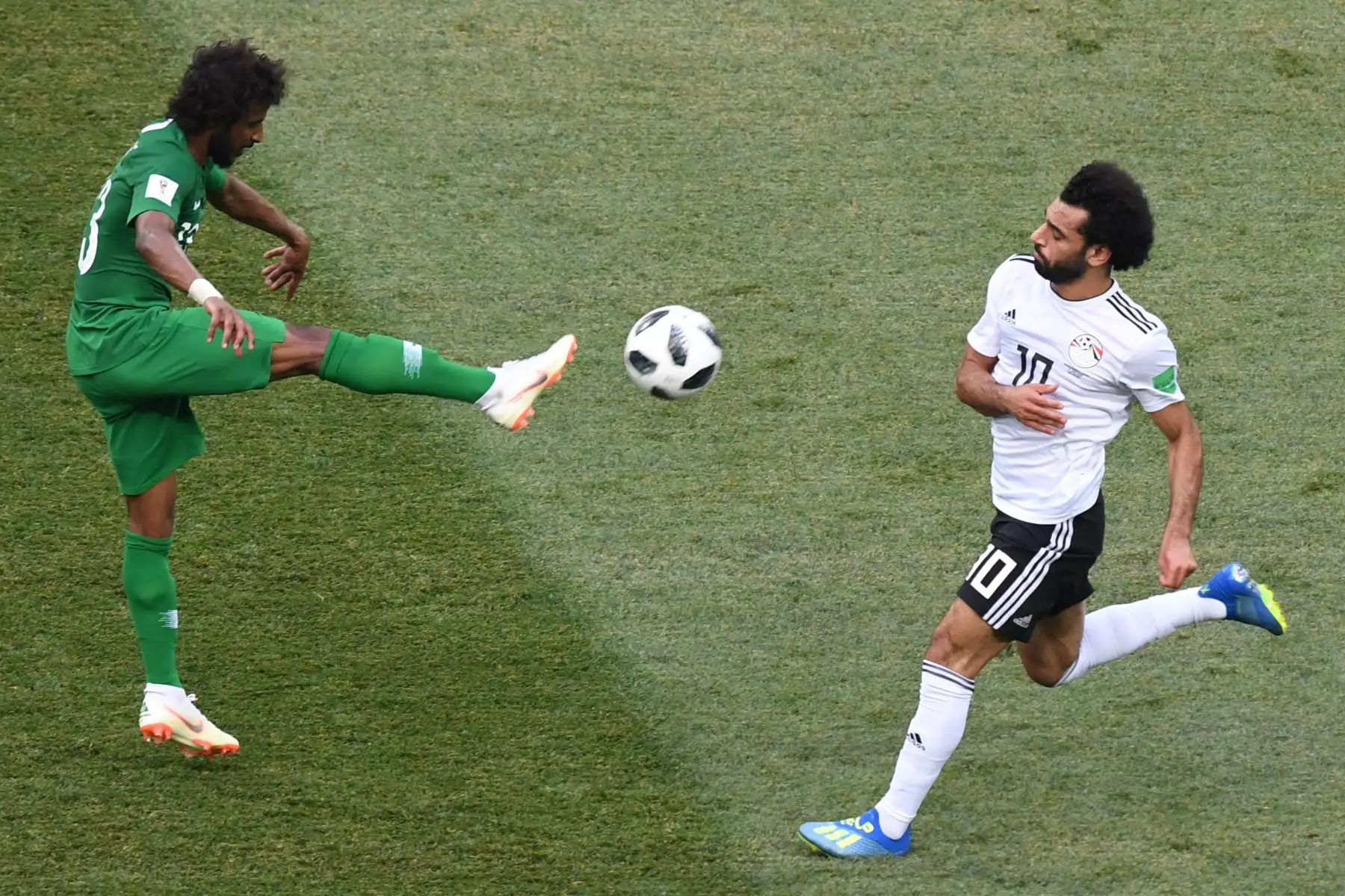 El defensor de Arabia Saudita Yasser Al-Shahrani (L) despeja el balón por delante del delantero egipcio Mohamed Salah durante el partido de fútbol del Grupo A de la Copa Mundial Rusia 2018 entre Arabia Saudita y Egipto en el Volgograd Arena de Volgogrado el 25 de junio de 2018. / AFP