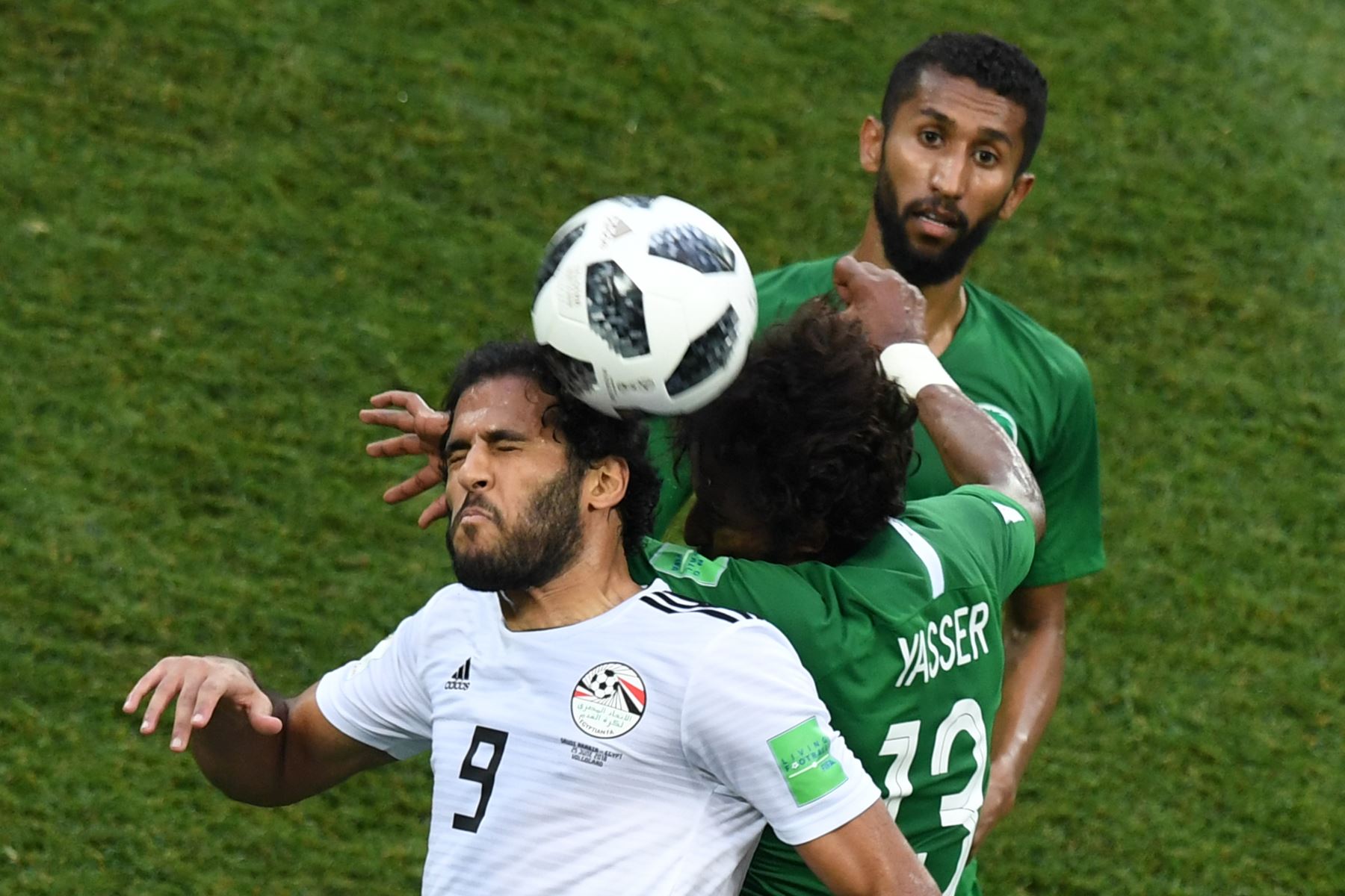 El delantero de Egipto Marwan Mohsen (L) compite por el cabezazo con el defensor de Arabia Saudita Yasser Al-Shahrani (C) durante el partido de fútbol del Grupo A de la Copa Mundial Rusia 2018 entre Arabia Saudita y Egipto en el Volgograd Arena de Volgogrado el 25 de junio de 2018. / AFP