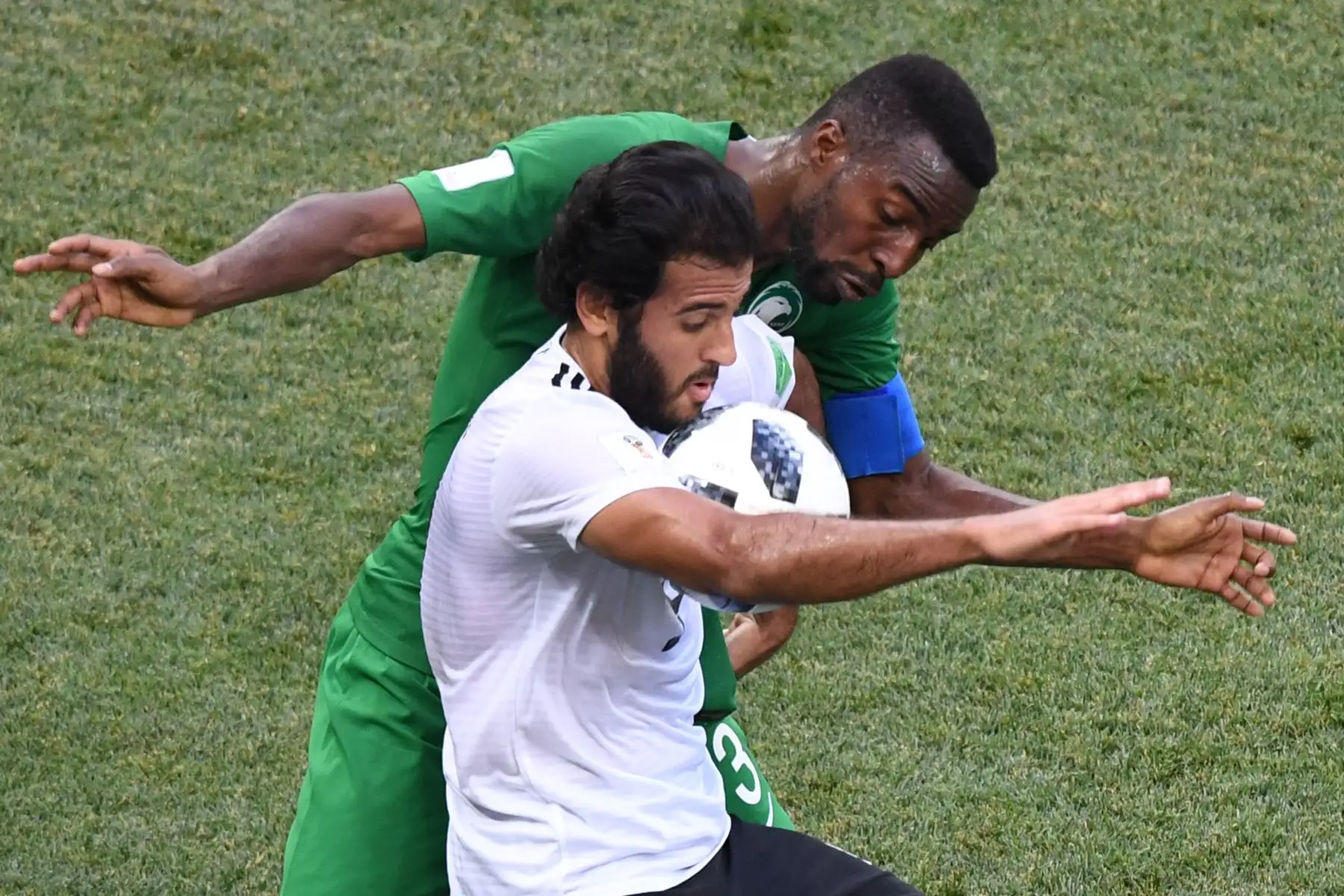 El delantero de Egipto Marwan Mohsen está marcado por el defensa de Arabia Saudita Osama Hawsawi (L) durante el partido de fútbol del Grupo A de la Copa Mundial Rusia 2018 entre Arabia Saudita y Egipto en el Volgograd Arena de Volgogrado el 25 de junio de 2018. / AFP