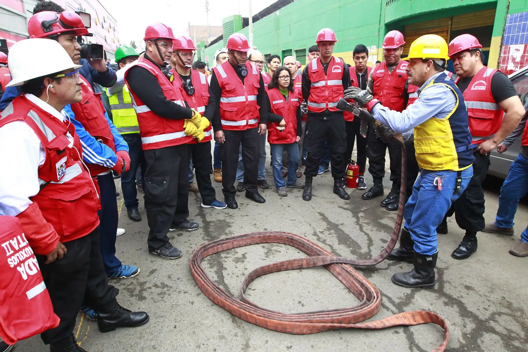 Las Gerencias de Seguridad Ciudadana a través de la Brigada de Rescate y la Brigada Canina, , Hospitales de la Solidaridad, Cuerpo General de Bombero y la Policía Nacional del Perú,  realizan el  IV Simulacro de incendio 2018 en el Centro Comercial Las Malvinas. Foto: ANDINA/Eddy Ramos.