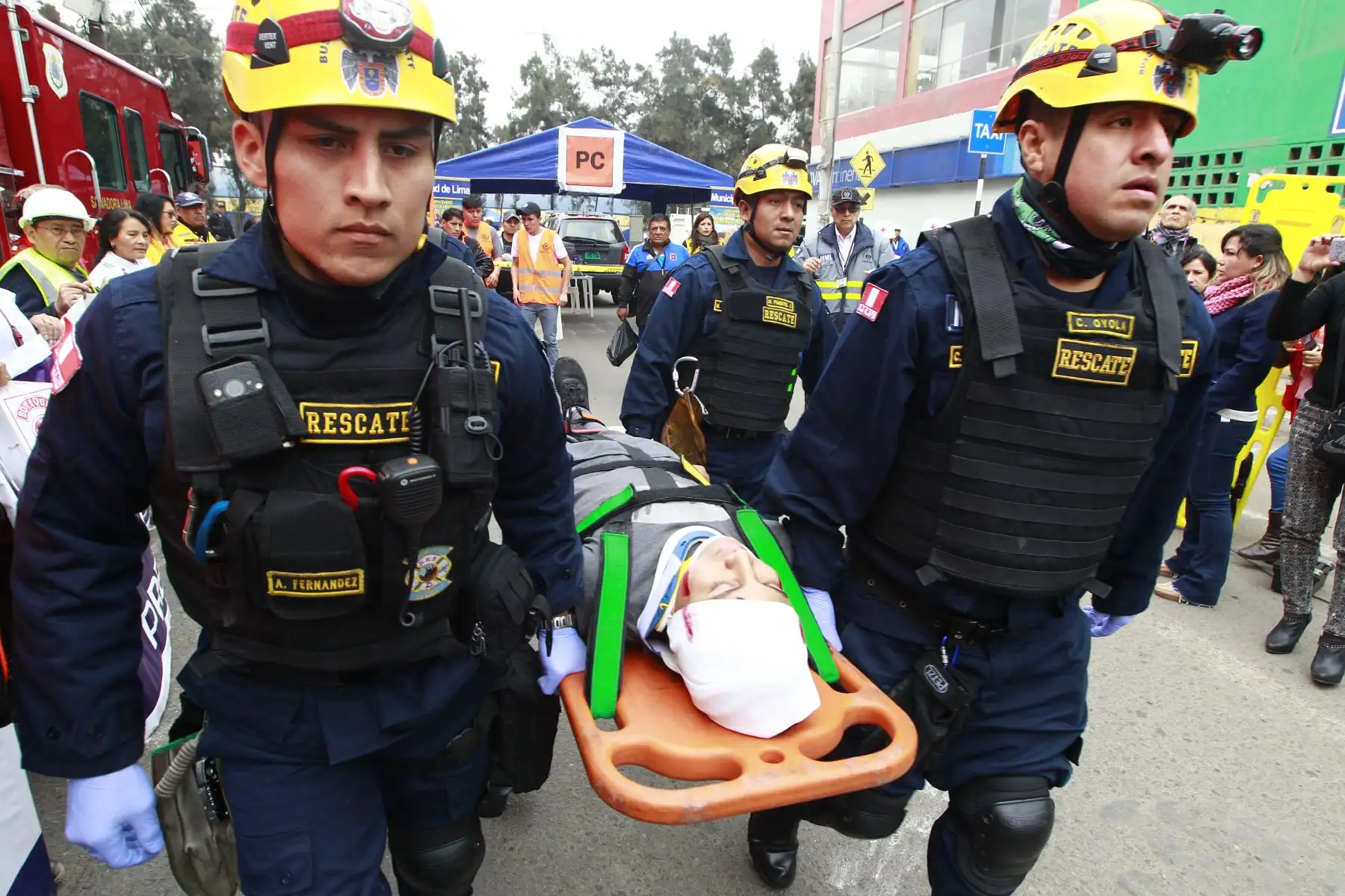 Las Gerencias de Seguridad Ciudadana a través de la Brigada de Rescate y la Brigada Canina, , Hospitales de la Solidaridad, Cuerpo General de Bombero y la Policía Nacional del Perú,  realizan el  IV Simulacro de incendio 2018 en el Centro Comercial Las Malvinas. Foto: ANDINA/Eddy Ramos.