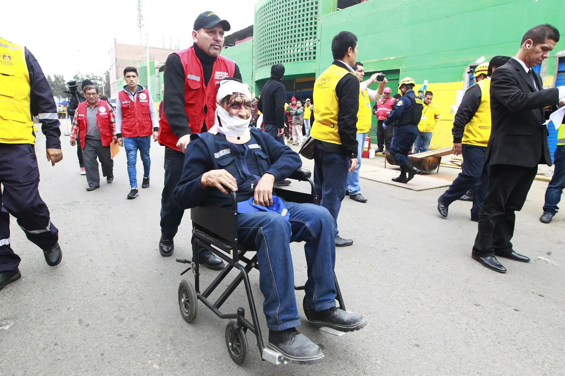 Las Gerencias de Seguridad Ciudadana a través de la Brigada de Rescate y la Brigada Canina, , Hospitales de la Solidaridad, Cuerpo General de Bombero y la Policía Nacional del Perú,  realizan el  IV Simulacro de incendio 2018 en el Centro Comercial Las Malvinas. Foto: ANDINA/Eddy Ramos.