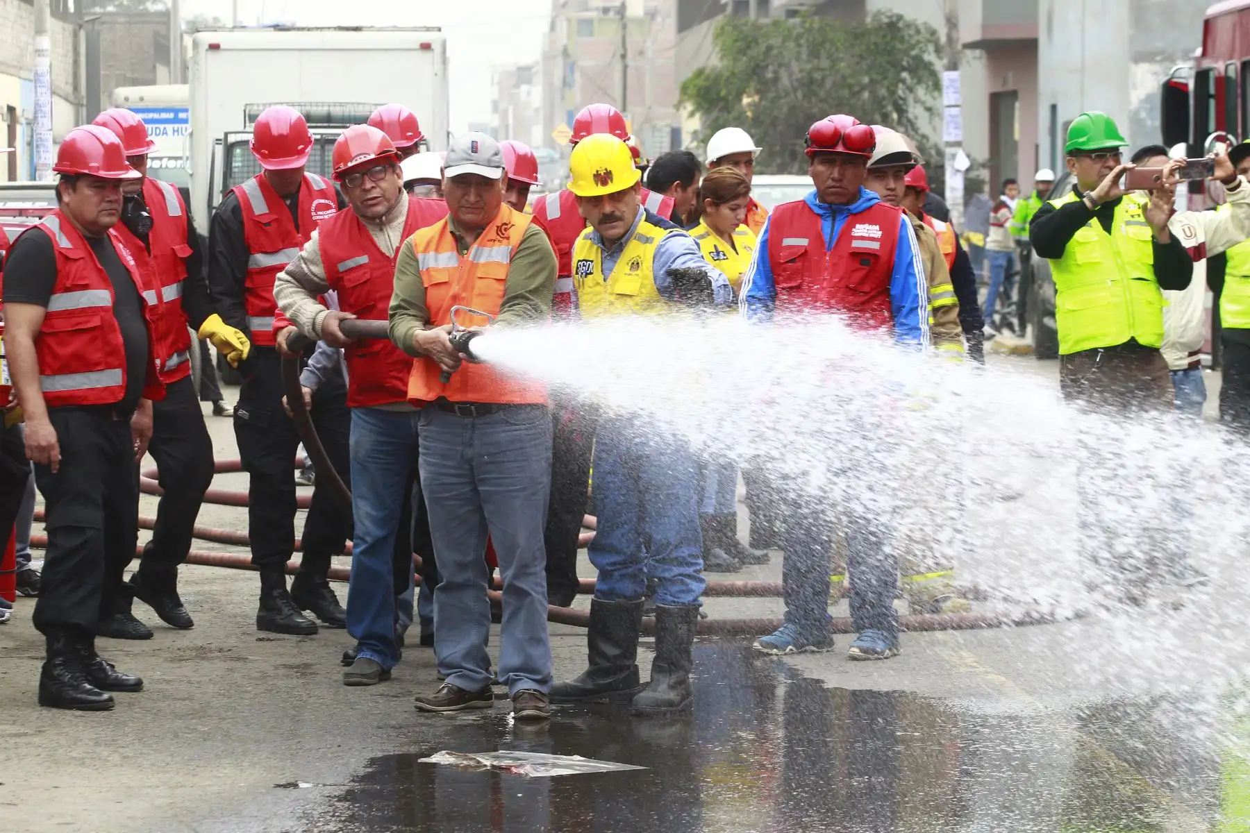 Las Gerencias de Seguridad Ciudadana a través de la Brigada de Rescate y la Brigada Canina, , Hospitales de la Solidaridad, Cuerpo General de Bombero y la Policía Nacional del Perú,  realizan el  IV Simulacro de incendio 2018 en el Centro Comercial Las Malvinas. Foto: ANDINA/Eddy Ramos.