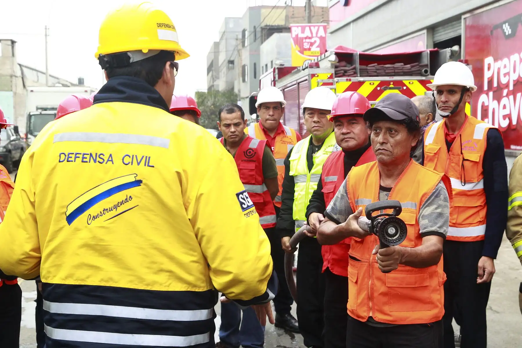 Las Gerencias de Seguridad Ciudadana a través de la Brigada de Rescate y la Brigada Canina, , Hospitales de la Solidaridad, Cuerpo General de Bombero y la Policía Nacional del Perú,  realizan el  IV Simulacro de incendio 2018 en el Centro Comercial Las Malvinas. Foto: ANDINA/Eddy Ramos.