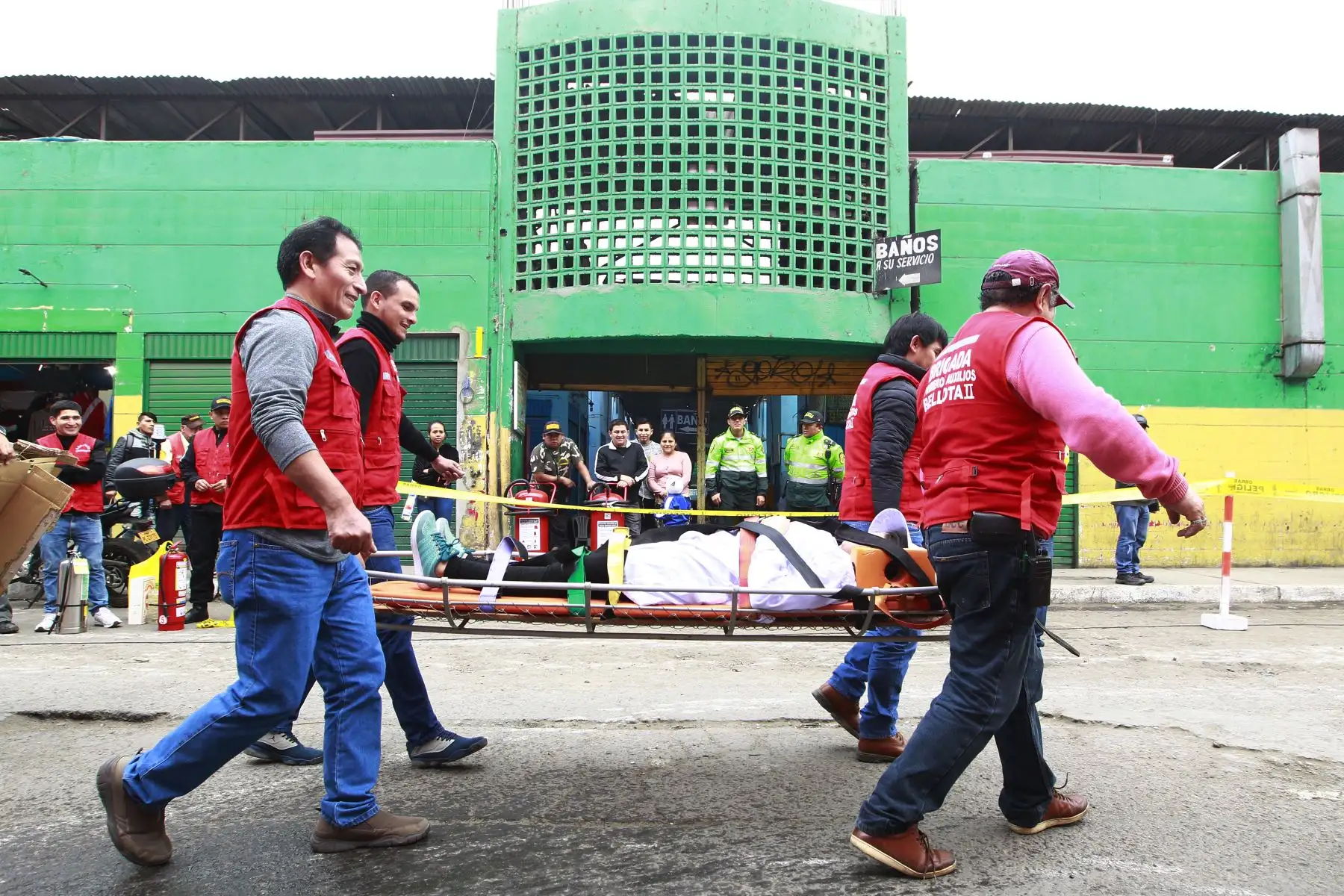 Las Gerencias de Seguridad Ciudadana a través de la Brigada de Rescate y la Brigada Canina, , Hospitales de la Solidaridad, Cuerpo General de Bombero y la Policía Nacional del Perú,  realizan el  IV Simulacro de incendio 2018 en el Centro Comercial Las Malvinas. Foto: ANDINA/Eddy Ramos.