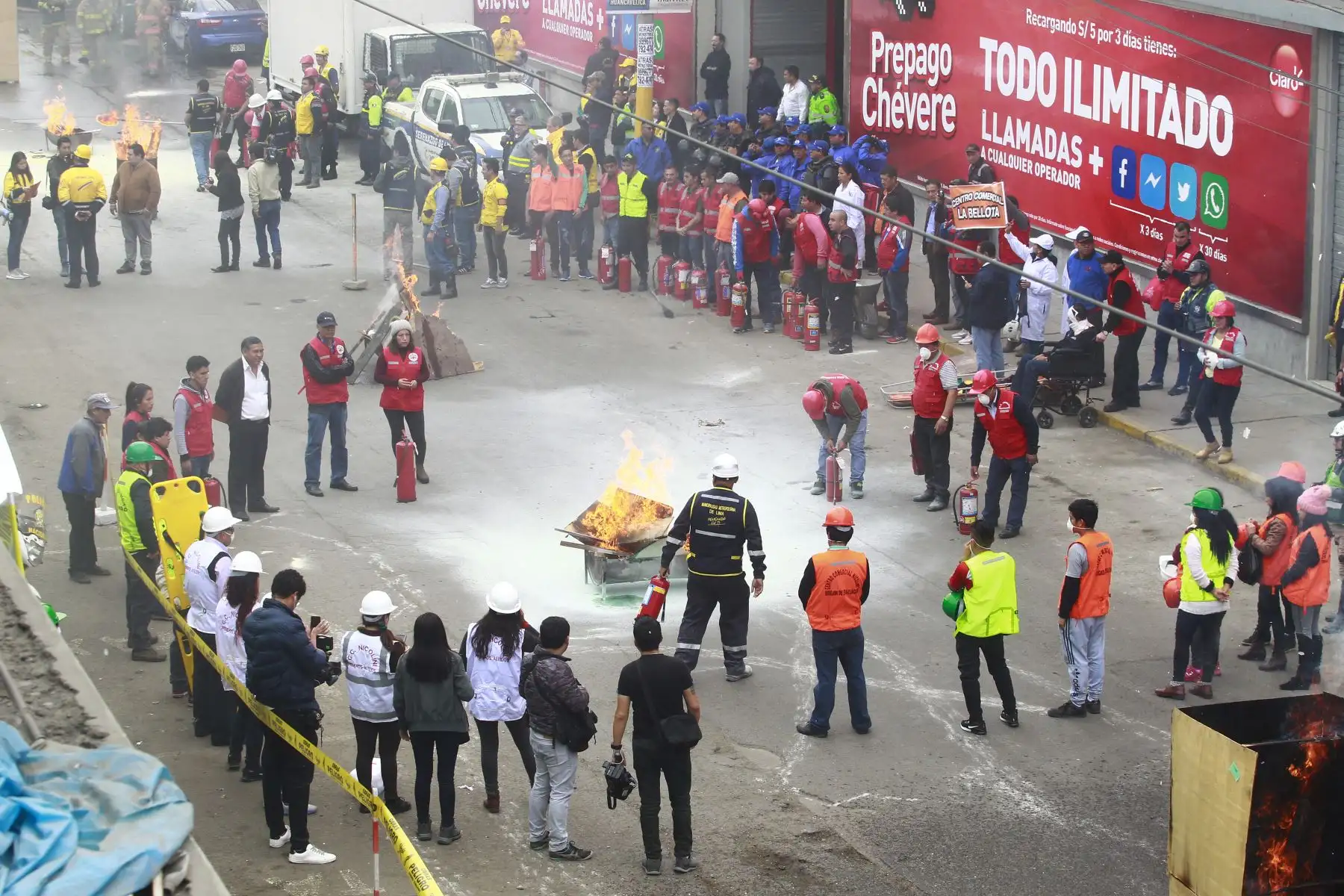 Las Gerencias de Seguridad Ciudadana a través de la Brigada de Rescate y la Brigada Canina, , Hospitales de la Solidaridad, Cuerpo General de Bombero y la Policía Nacional del Perú,  realizan el  IV Simulacro de incendio 2018 en el Centro Comercial Las Malvinas. Foto: ANDINA/Eddy Ramos.