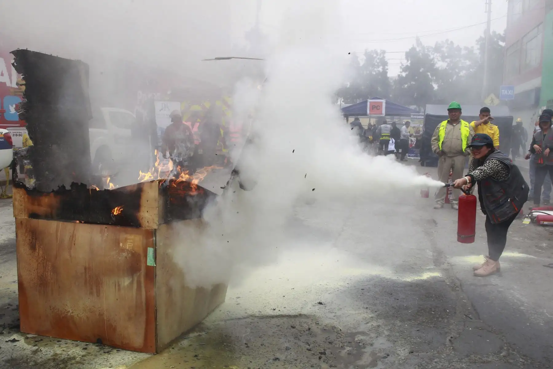 Las Gerencias de Seguridad Ciudadana a través de la Brigada de Rescate y la Brigada Canina, , Hospitales de la Solidaridad, Cuerpo General de Bombero y la Policía Nacional del Perú,  realizan el  IV Simulacro de incendio 2018 en el Centro Comercial Las Malvinas. Foto: ANDINA/Eddy Ramos.
