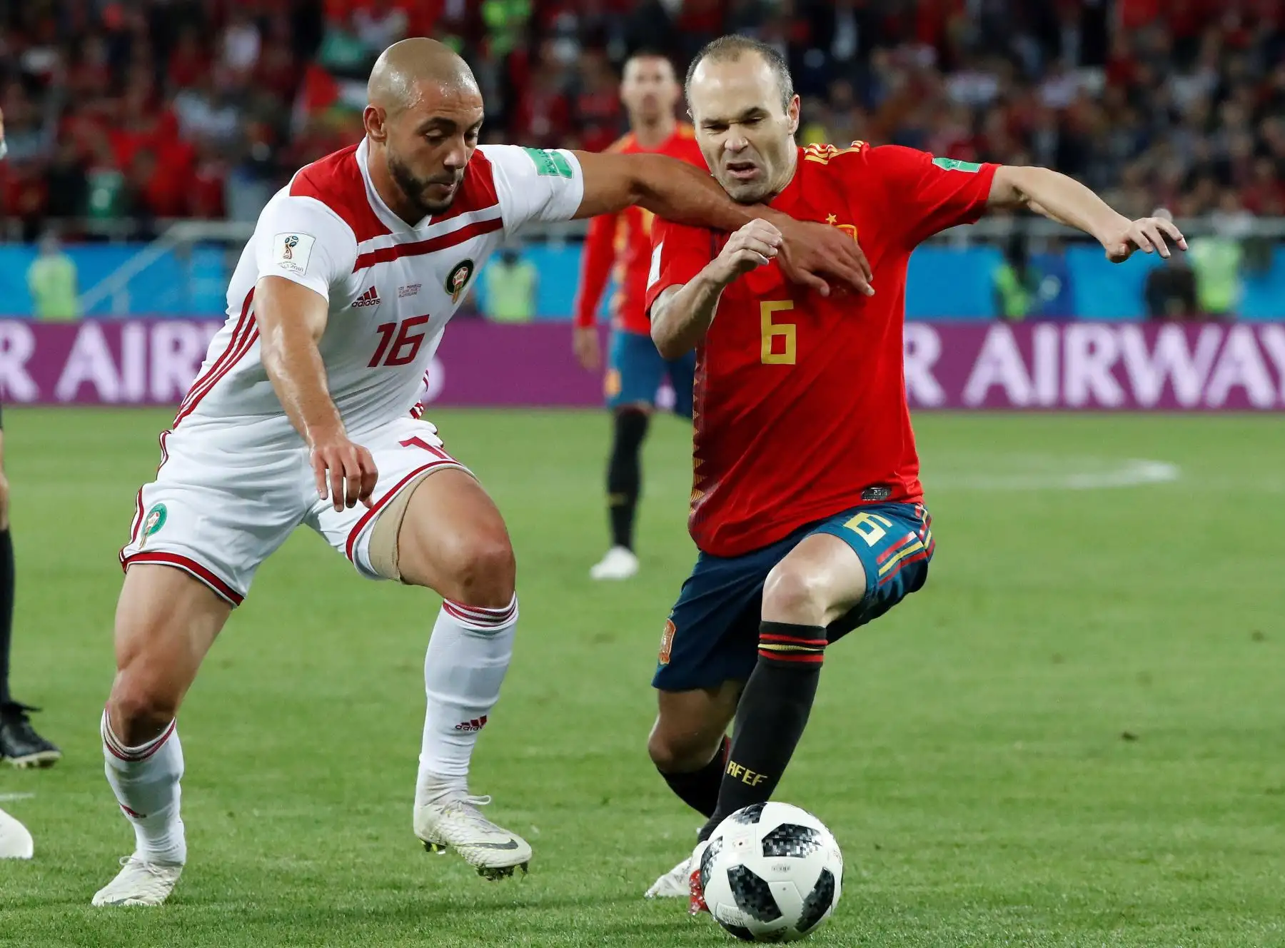 El centrocampista español Iniesta (d) en acción ante el delantero marroquí Nordin Amrabat, durante el partido España-Marruecos, del Grupo B del Mundial de Fútbol de Rusia 2018, en el Estadio de Kaliningrado de Kaliningrado, Rusia, hoy 25 de junio de 2018 (RUSSIA SOCCER FIFA WORLD CUP, Spain, Morocco, Kaliningrad). EFE