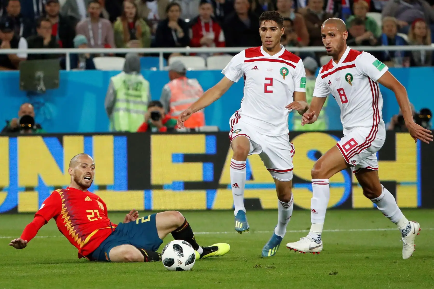 El centrocampista español David Silva (i) en acción ante el defensa marroquí Achraf Hakimi (c) y el centrocampista El Ahmadi, durante el partido España-Marruecos, del Grupo B del Mundial de Fútbol de Rusia 2018, en el Estadio de Kaliningrado de Kaliningrado, Rusia, hoy 25 de junio de 2018 (RUSSIA SOCCER FIFA WORLD CUP, Spain, Morocco, Kaliningrad). EFE