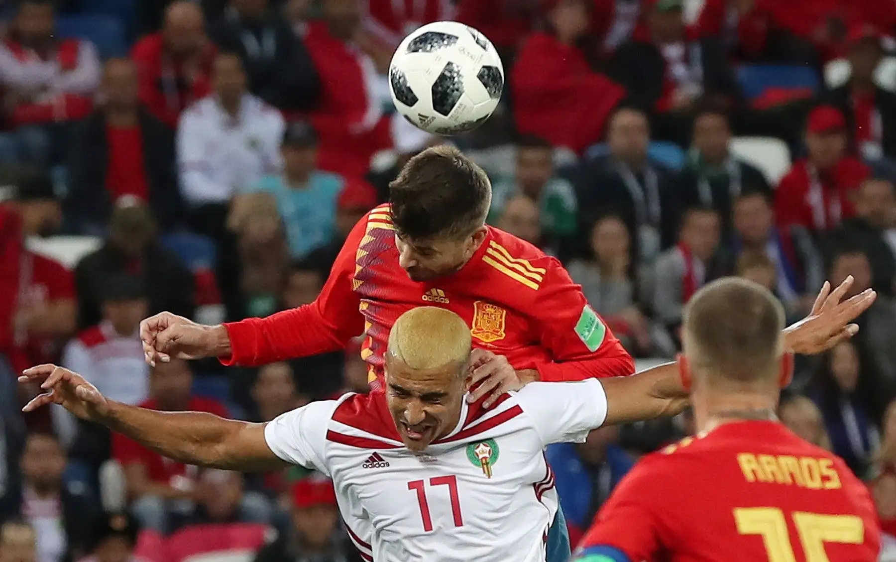 Gerard Piqué (arriba) de España y Nabil Dirar de Marruecos en acción durante la Copa Mundial de la FIFA 2018 partido de fútbol preliminar del grupo B entre España y Marruecos en Kaliningrado, Rusia, el 25 de junio de 2018. EFE