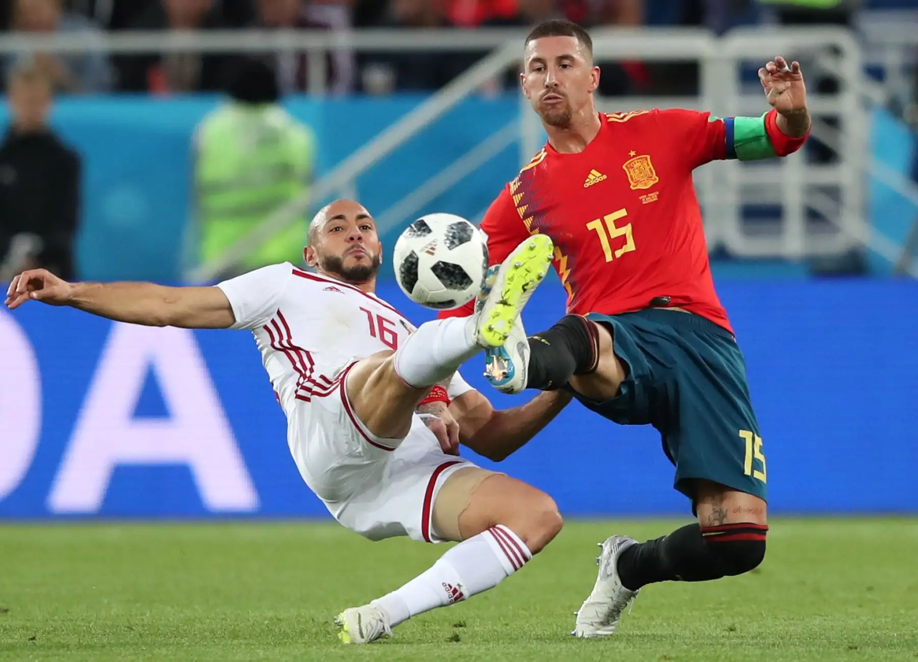 Noureddine Amrabat (L) de Marruecos y Sergio Ramos de España en acción durante la Copa Mundial de la FIFA 2018 partido de fútbol preliminar del grupo B entre España y Marruecos en Kaliningrado, Rusia, el 25 de junio de 2018. EFE