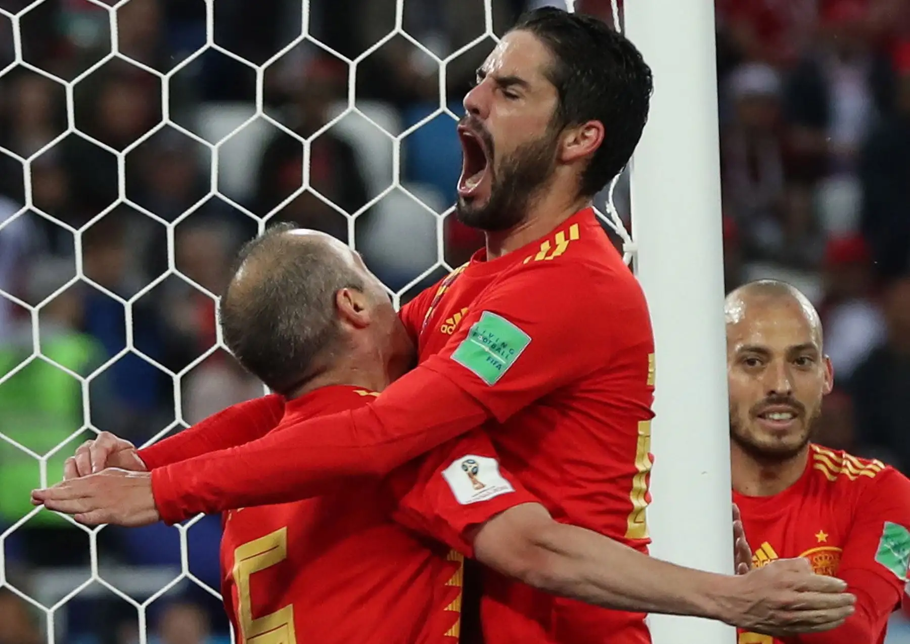 Isco (C) de España celebra con sus compañeros de equipo Andres Iniesta (L) y David Silva (R) después de marcar el gol 1-1 durante la Copa Mundial de la FIFA 2018 del partido de fútbol preliminar B del grupo B entre España y Marruecos en Kaliningrado, Rusia, 25 Junio de 2018. EFE