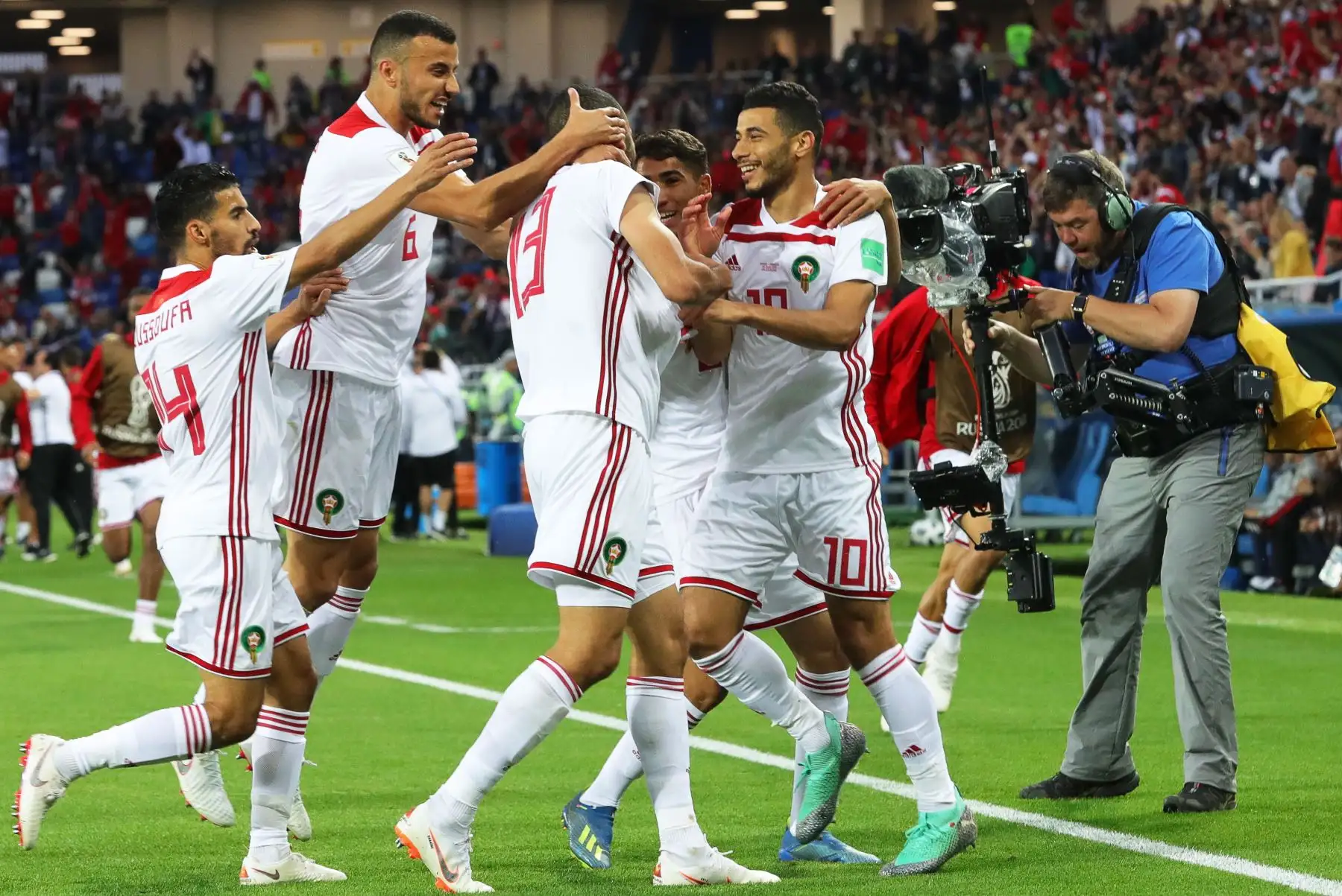 Khalid Boutaib (C) de Marruecos celebra con sus compañeros de equipo después de marcar el 1-0 durante la Copa Mundial de la FIFA 2018 el partido de fútbol preliminar del grupo B entre España y Marruecos en Kaliningrado, Rusia, el 25 de junio de 2018. EFE