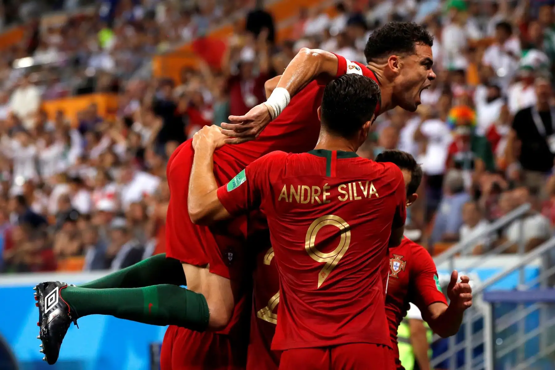 El defensa portugués Pepe (arriba) celebra el gol de su compañero, el delantero portugués Ricardo Quaresma, durante el partido Irán-Portugal, del Grupo B del Mundial de Fútbol de Rusia 2018. EFE