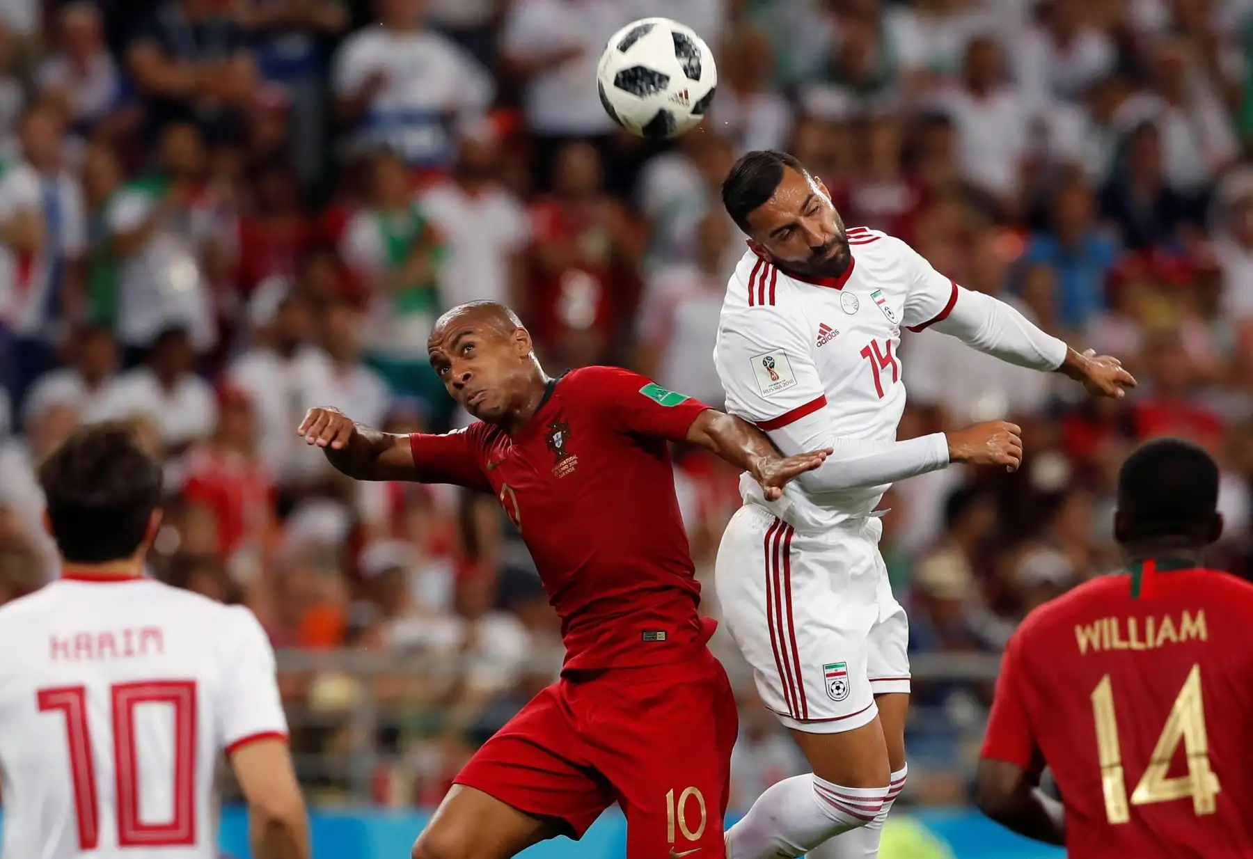 El centrocampista portugués Mario Joao (c-i) y el delantero iraní Saman Ghoddos durante el partido Irán-Portugal, del Grupo B del Mundial de Fútbol de Rusia 2018. EFE