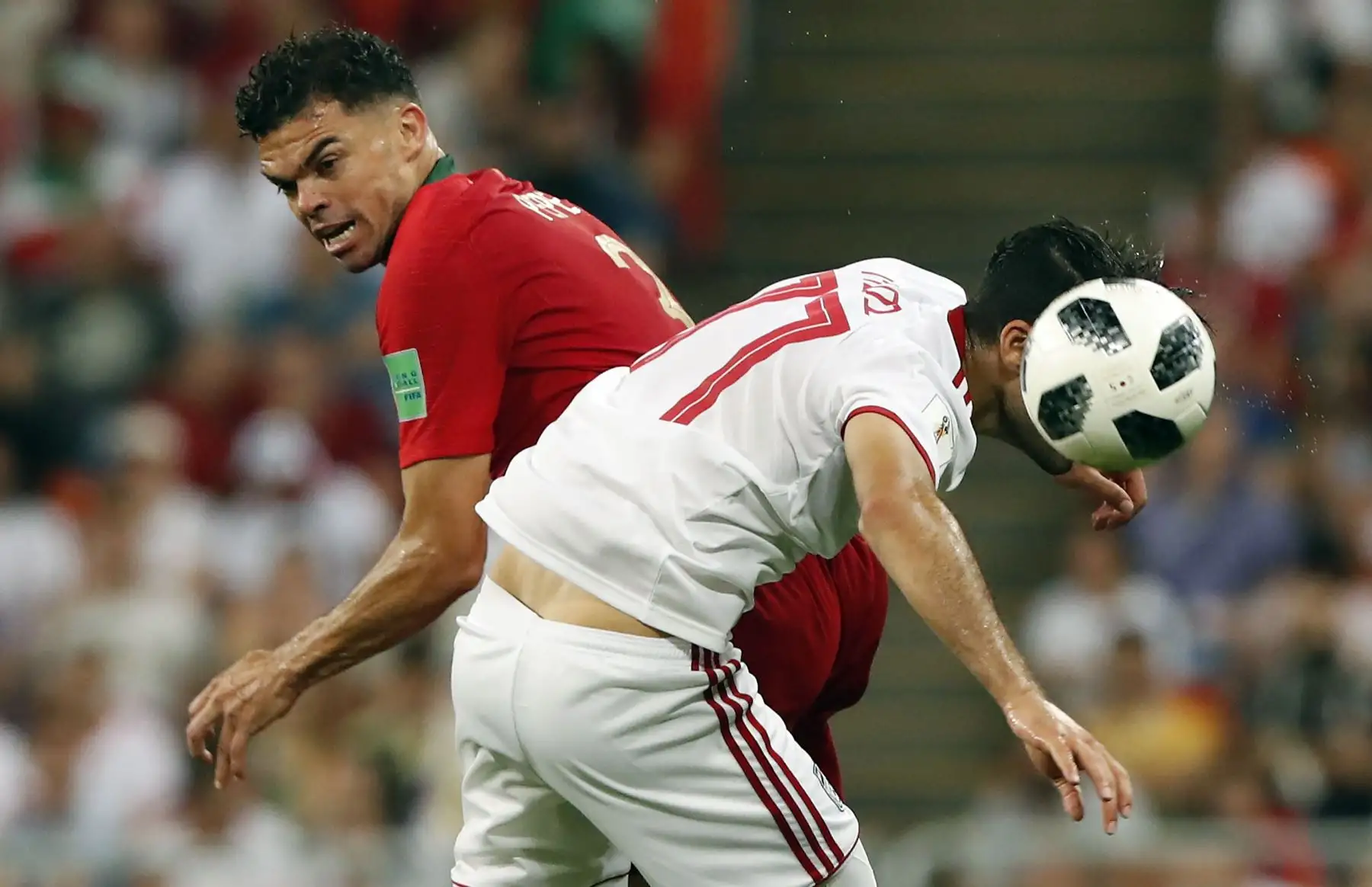Pepe de Portugal (L) y Mehdi Taremi de Irán en acción durante la Copa Mundial de FIFA 2018 partido de fútbol preliminar del grupo B entre Irán y Portugal en Saransk, Rusia, el 25 de junio de 2018. EFE