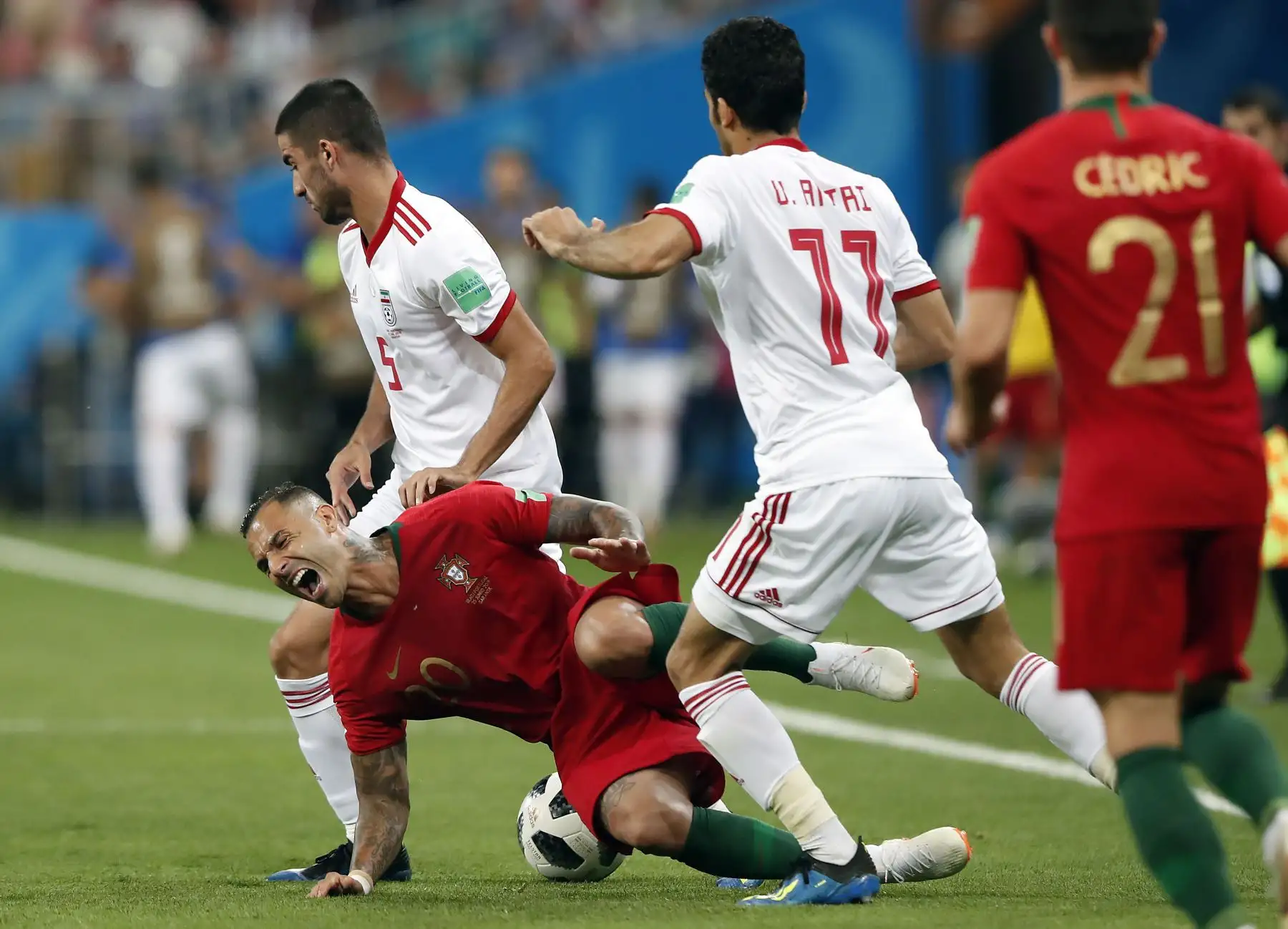 Ricardo Quaresma de Portugal en acción contra Milad Mohammadi de Irán (L) y Vahid Amiri de Irán durante la Copa Mundial de la FIFA 2018 partido de fútbol preliminar del grupo B entre Irán y Portugal en Saransk, Rusia, el 25 de junio de 2018. EFE