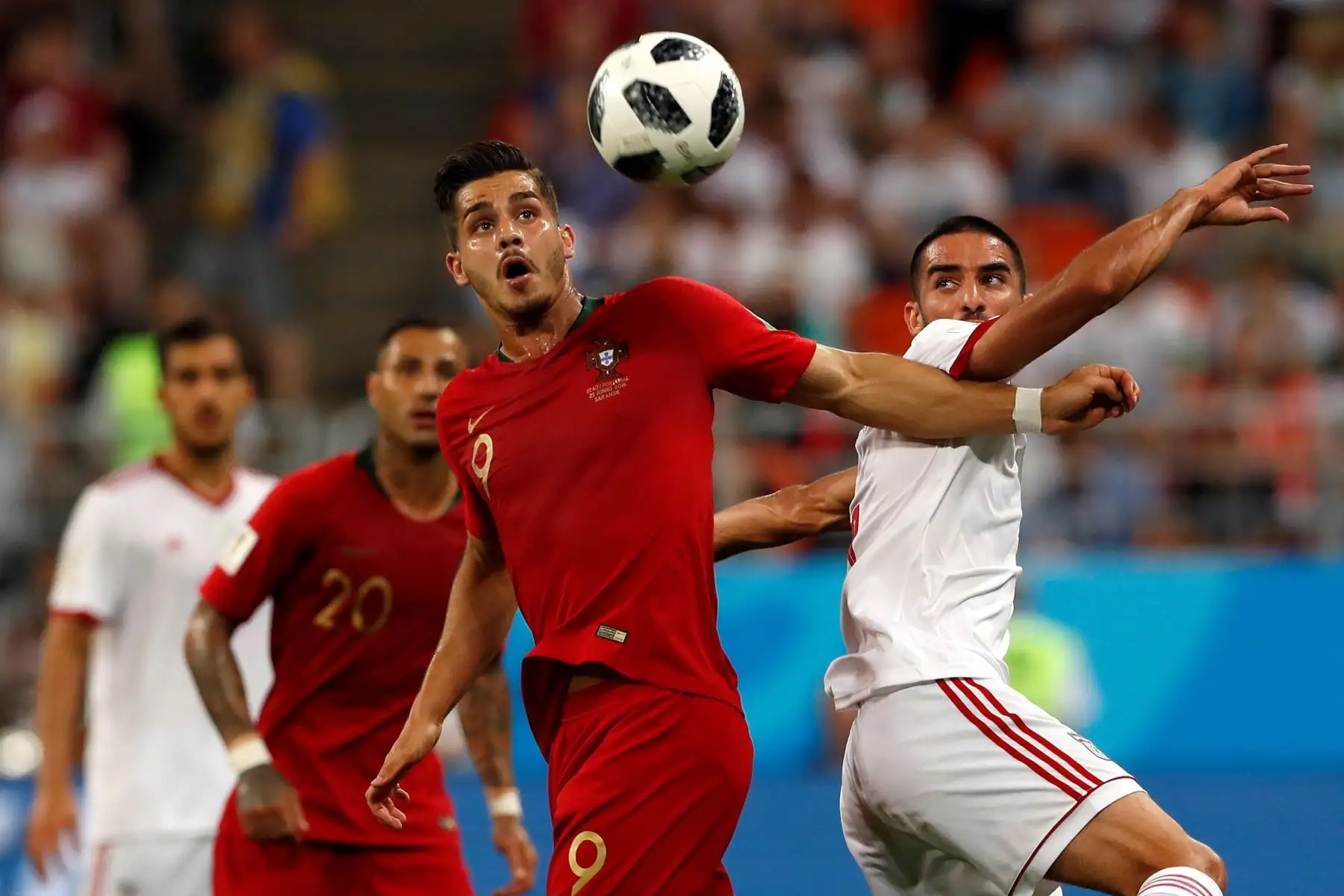El delantero portugués André Silva (c-i) durante el partido Irán-Portugal, del Grupo B del Mundial de Fútbol de Rusia 2018, en el Mordovia Arena de Saransk, Rusia, hoy 25 de junio de 2018