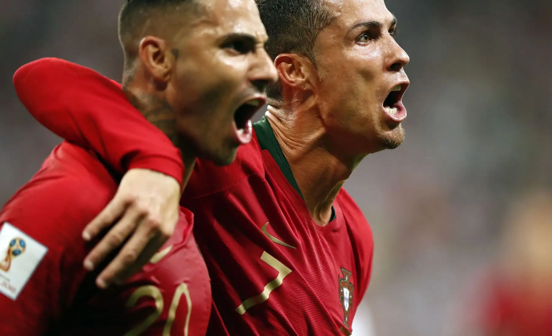 Ricardo Quaresma de Portugal (L) celebra anotar el 1-0 con Cristiano Ronaldo de Portugal durante la Copa del mundo de la FIFA 2018 partido de fútbol preliminar del redondo B del grupo B entre Irán y Portugal en Saransk, Rusia, el 25 de junio de 2018. EFE