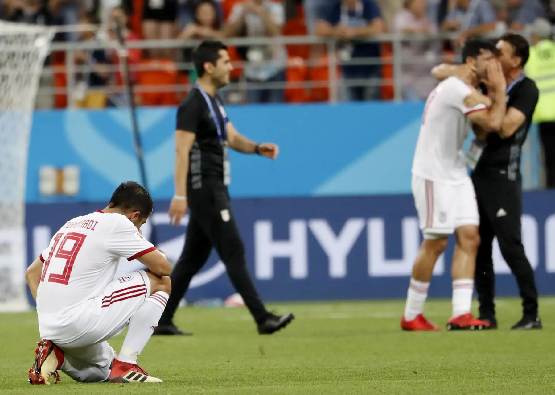 Los jugadores de Irán reaccionan después de perder el partido de fútbol preliminar de la fase preliminar del Grupo B de la Copa Mundial de la FIFA 2018 entre Irán y Portugal en Saransk, Rusia, el 25 de junio de 2018. EFE