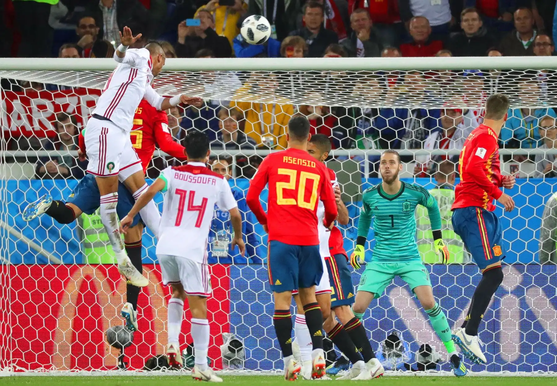 Youssef En-Nesyri (arriba L) de Marruecos obtiene la ventaja de 2-1 durante la Copa Mundial de la FIFA 2018 del partido de fútbol preliminar del grupo B entre España y Marruecos en Kaliningrado, Rusia, el 25 de junio de 2018. EFE